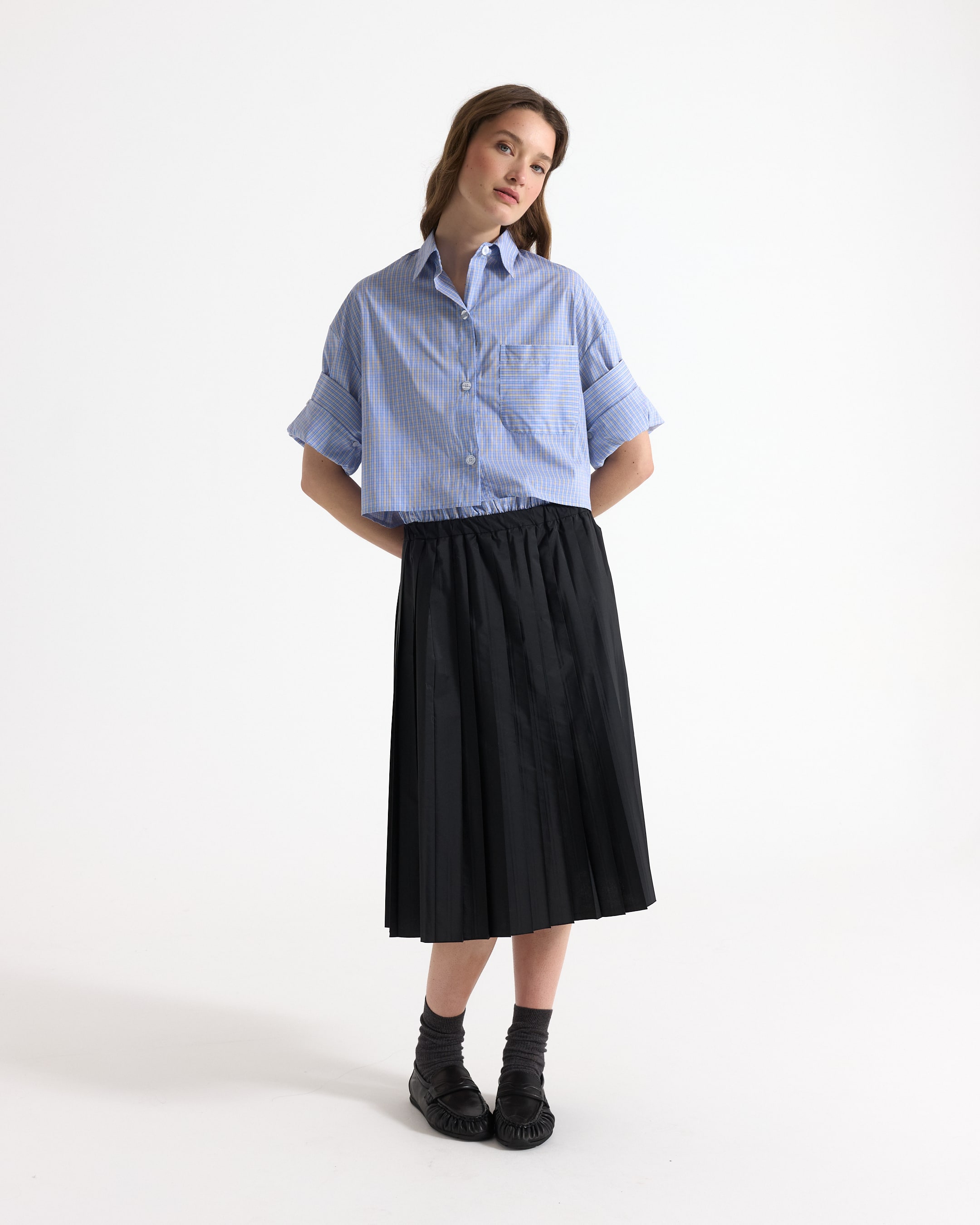 blauw gestreepte shirt, knopen shirt, kraagshirt, korte mouwen, plissé midi-rok