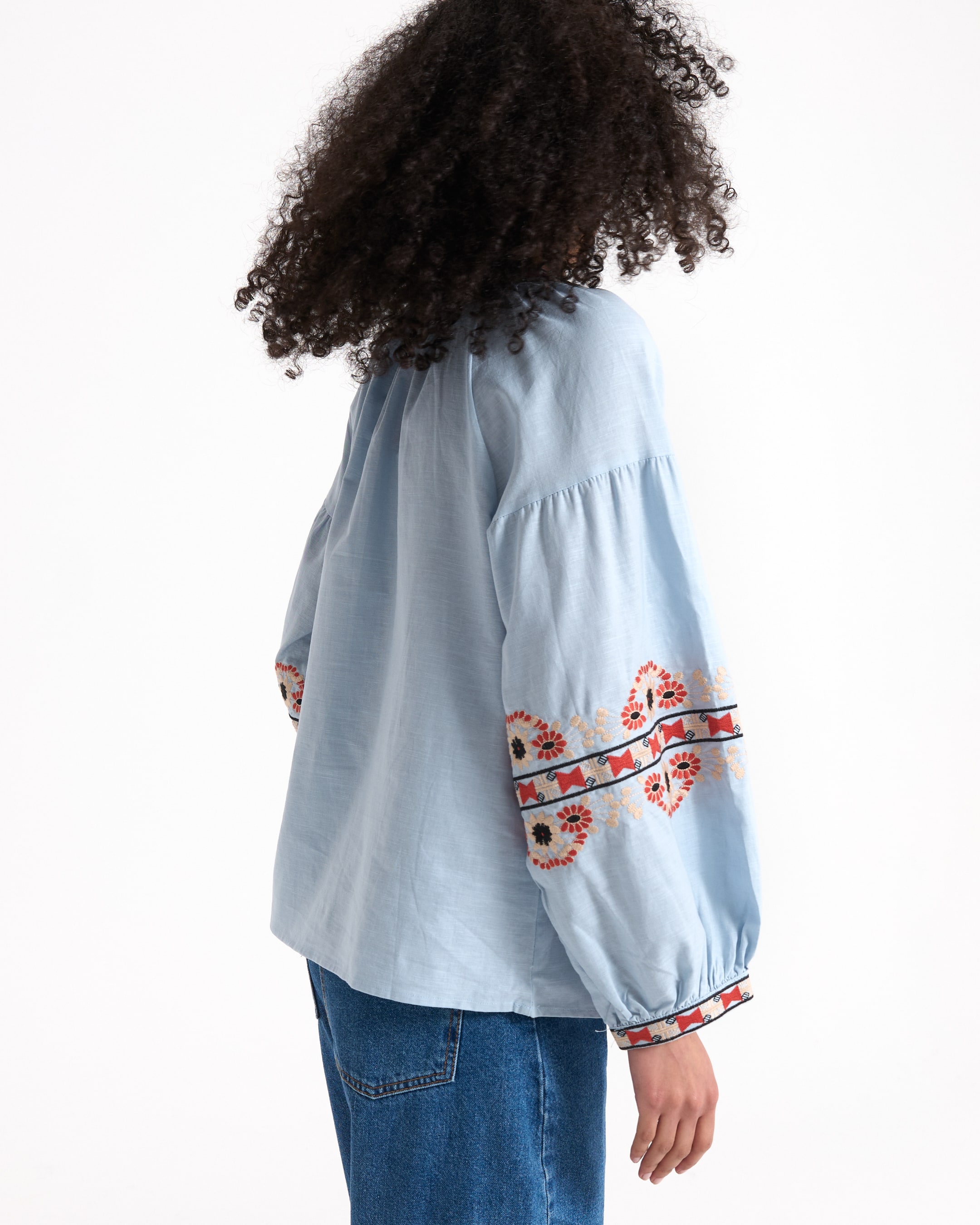 blouse, geborduurde, bloemenpatroon, pofmouwen, lichtblauw