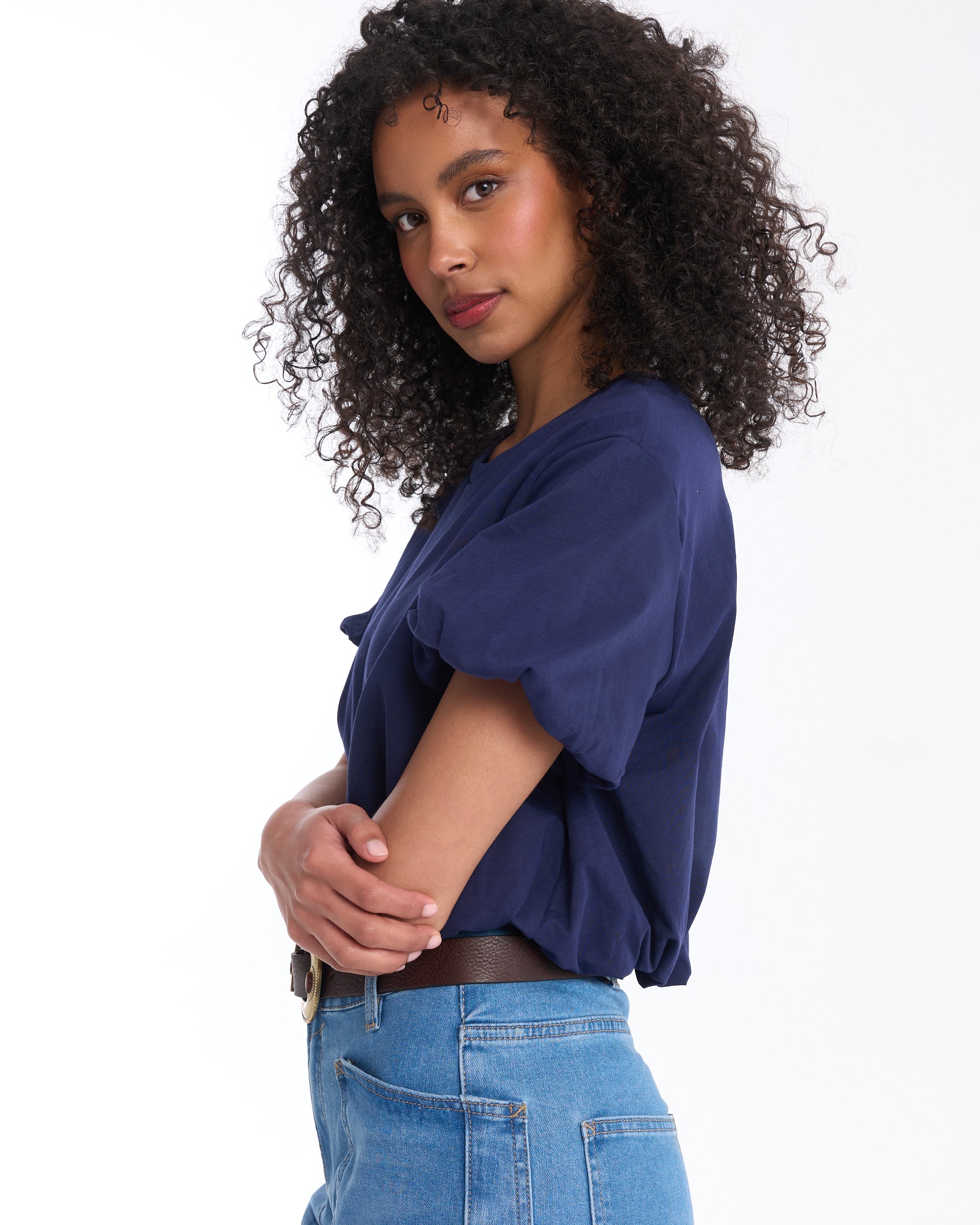 blauwe top, korte mouwen, getrokken in, spijkerbroek, bruine riem