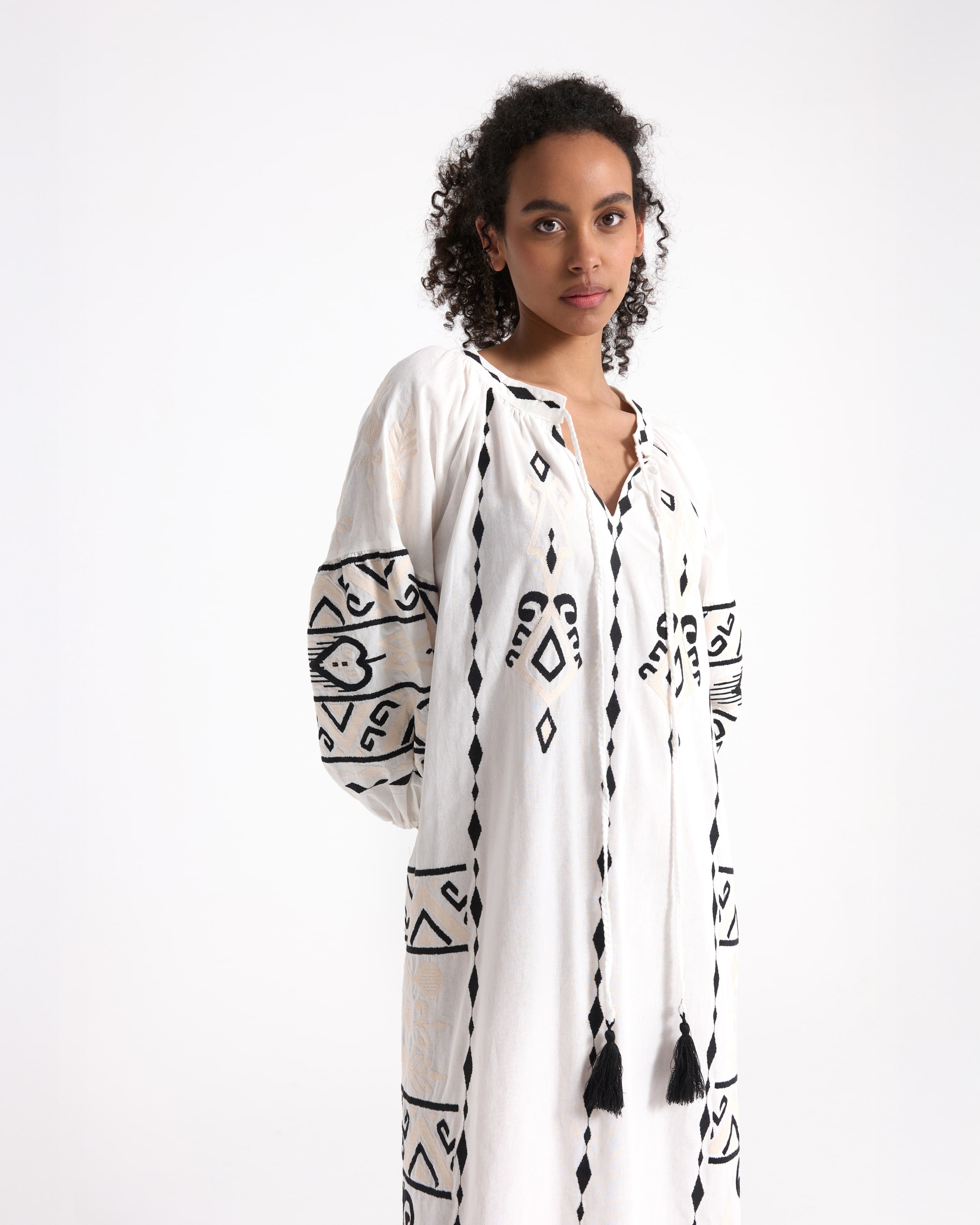 jurk, lange jurk, witte jurk, bedrukte mouwen, sandaaltjes