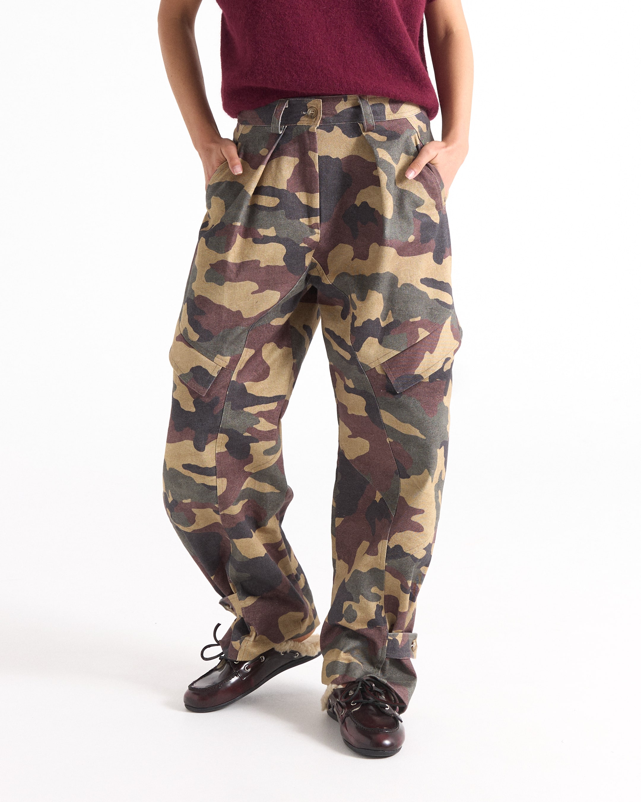cardigan, korte-mouwen, crimson, gebreid, camouflage-broek, trui met korte mouwen, burgundy top, camouflagebroek, cargo broek, gevechtsbroek