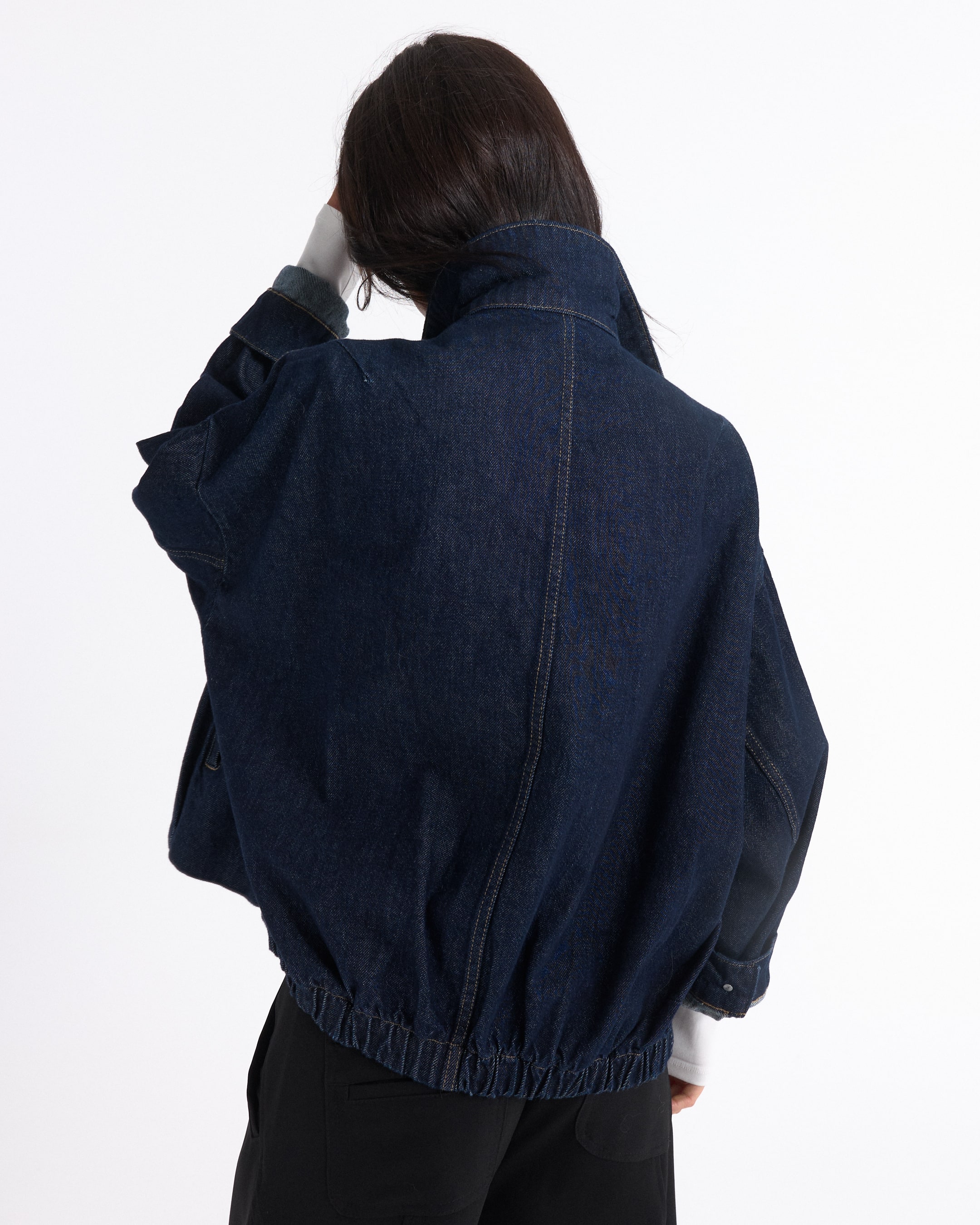 spijkerjas, denimh stof, donkerblauw, elastische zoom, achterkant
