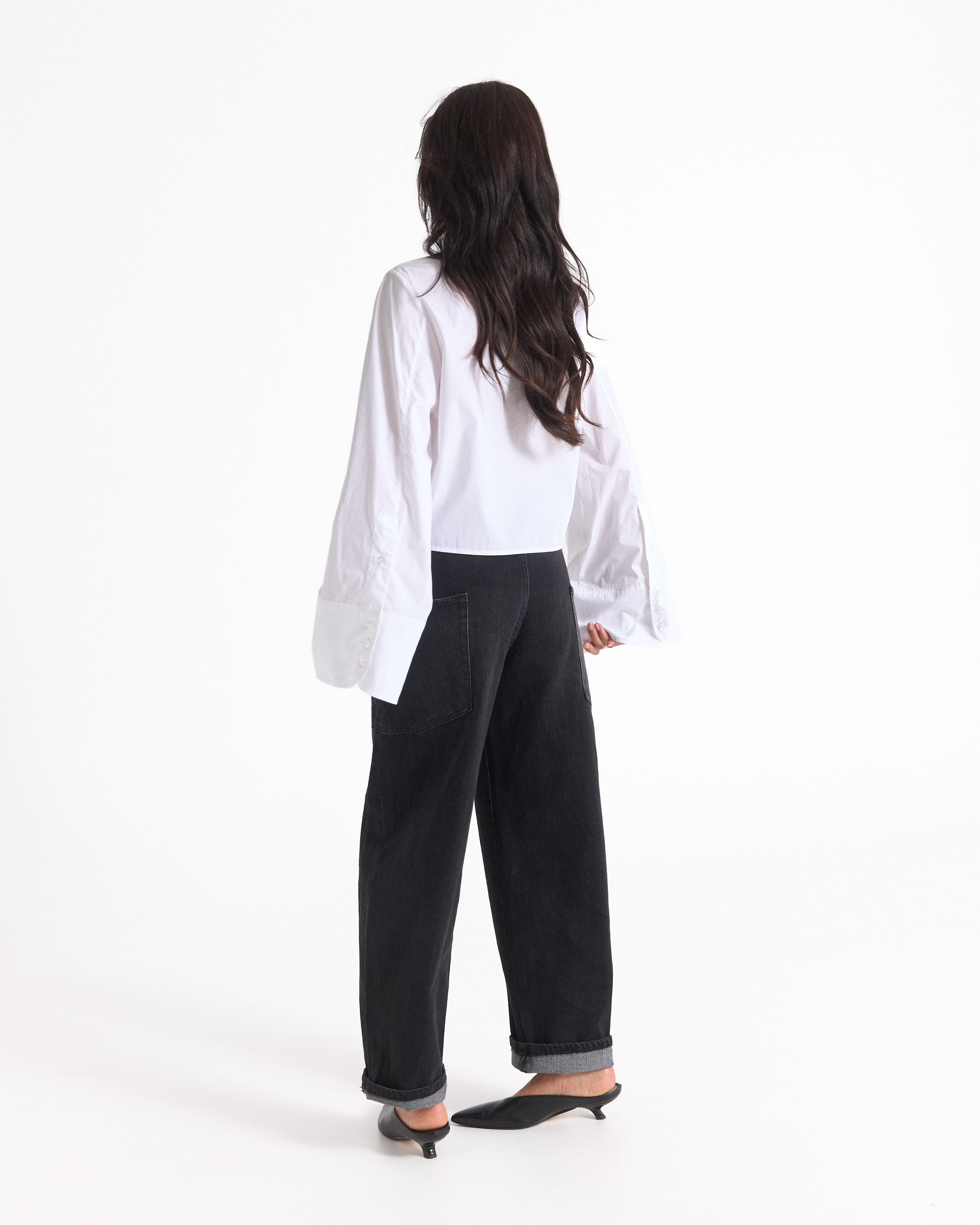 wit blouse,  oversized mouwen, losses pasvorm, zwart denim, omgeslagen zoom
