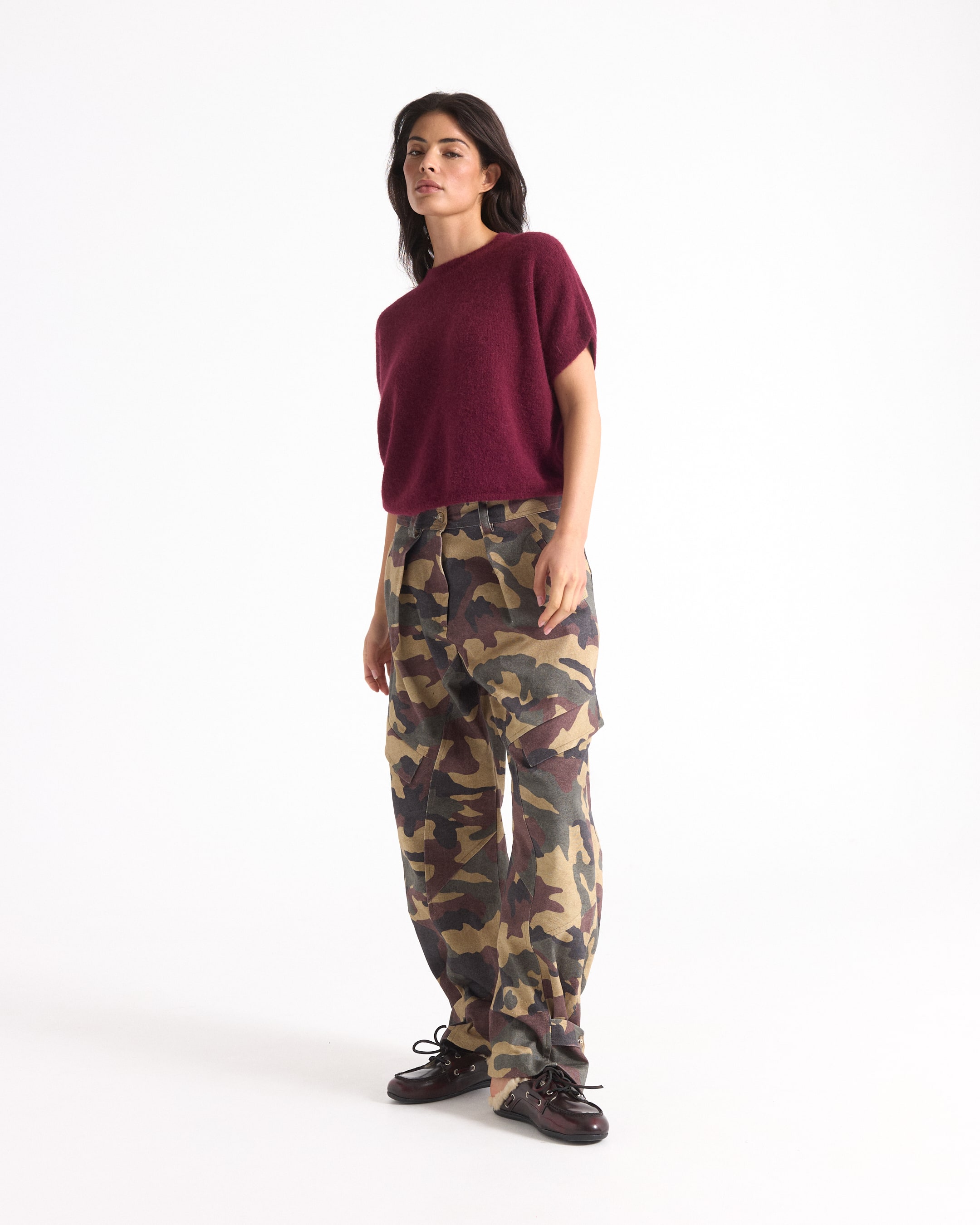 top, trui, bordeaux, korte mouw,  camouflage broek, militaire print, los zittend, broek, cargo broek, camouflage