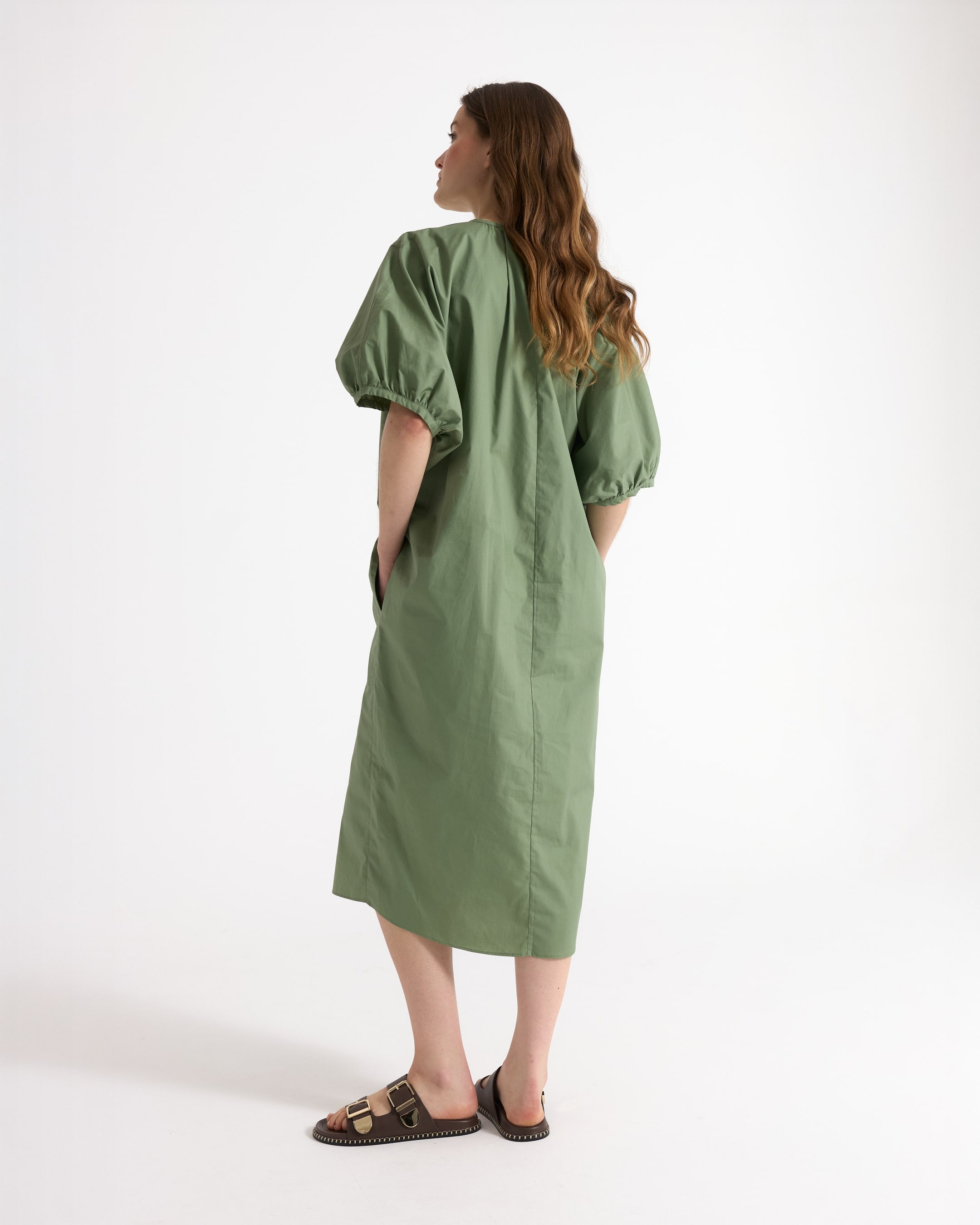 groene jurk, middenlengte, pofmouwen, eenzelfde kleur, casual jurk
