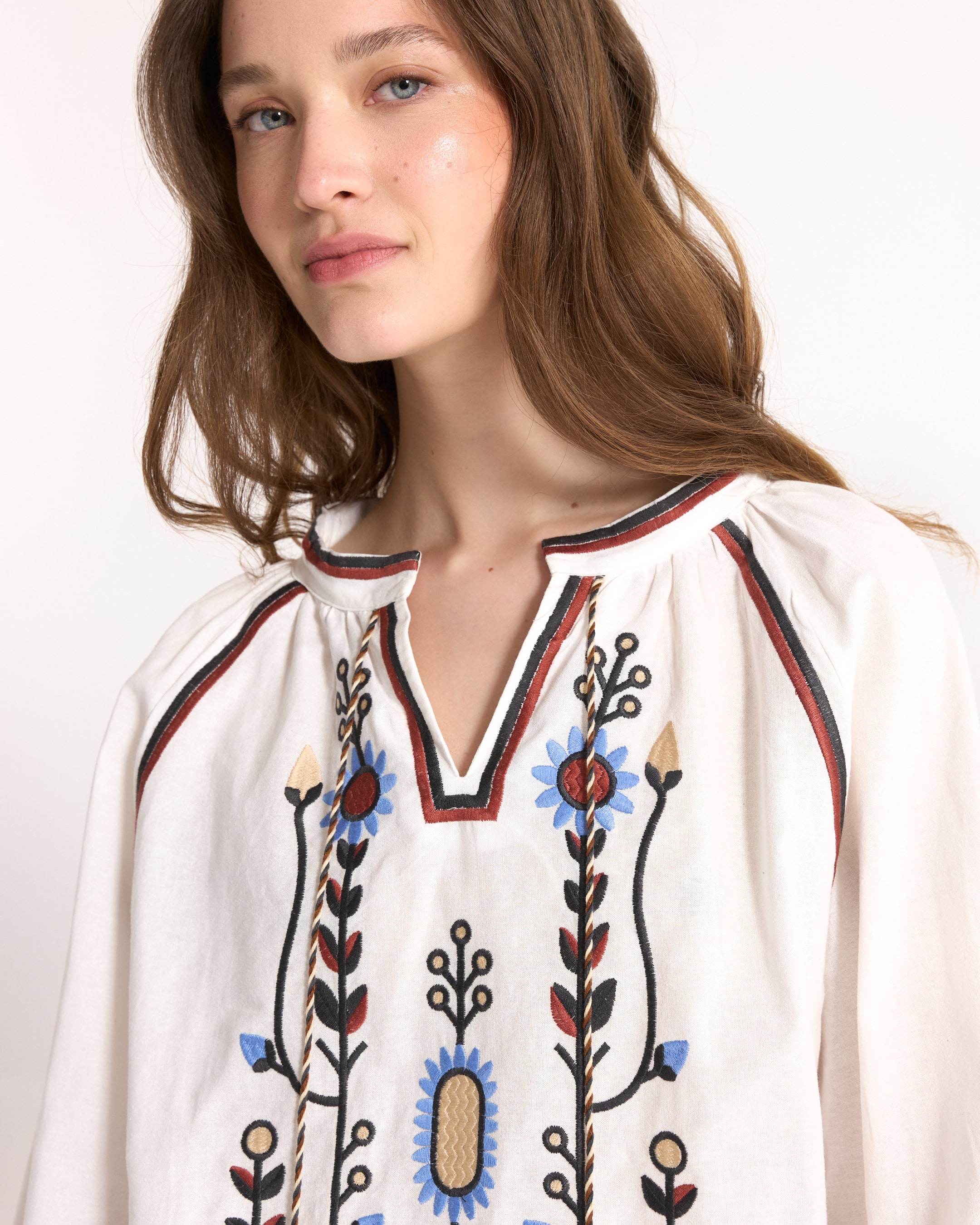 geborduurde blouse, witte blouse, boho top, bloem borduurwerk, pofmouw