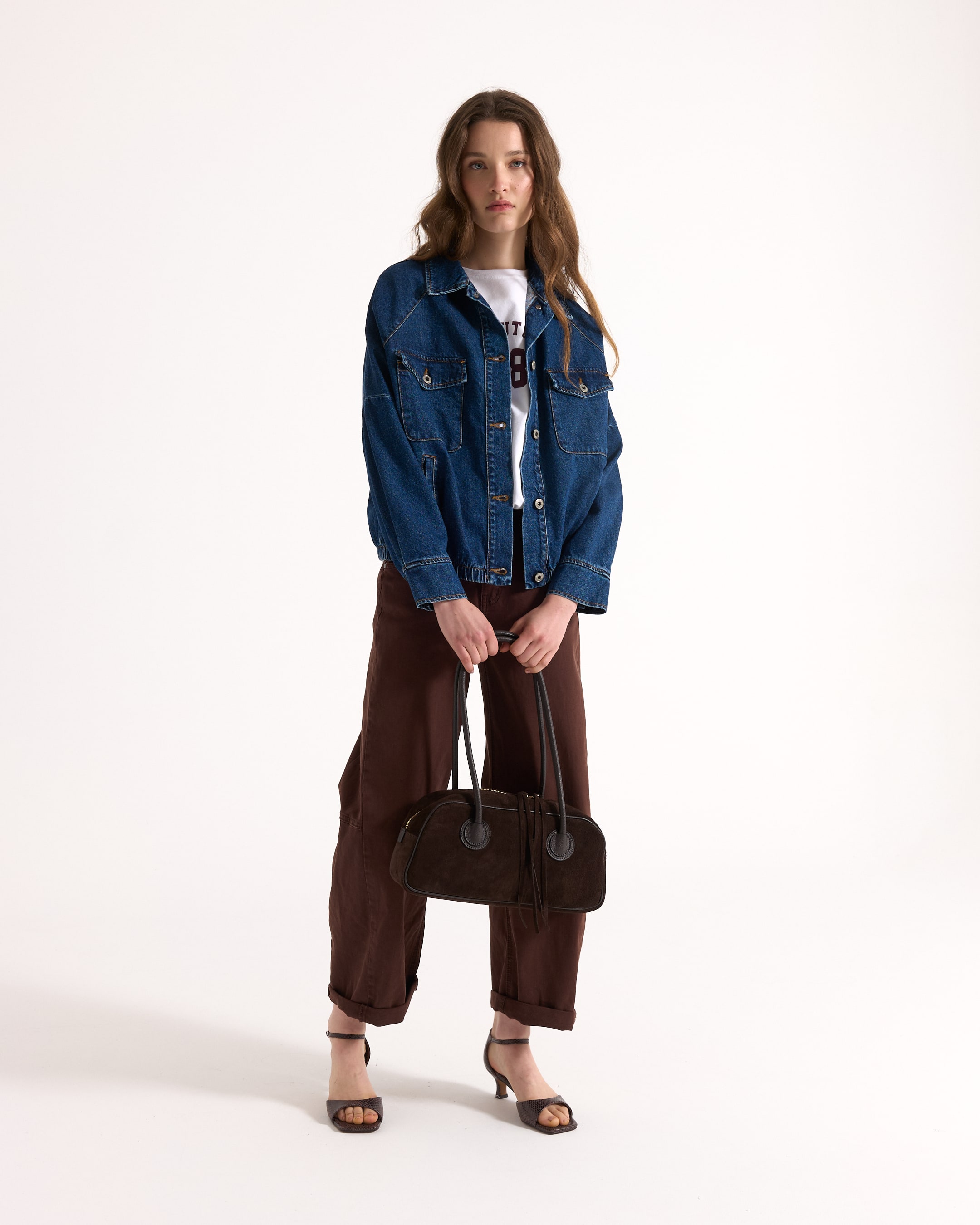 spijkerjack, blaues jeanjack, casual outfit, bruine broek, handtas, jasje van spijker, blauwe jas, spijkerjack, bruine broek, handtas