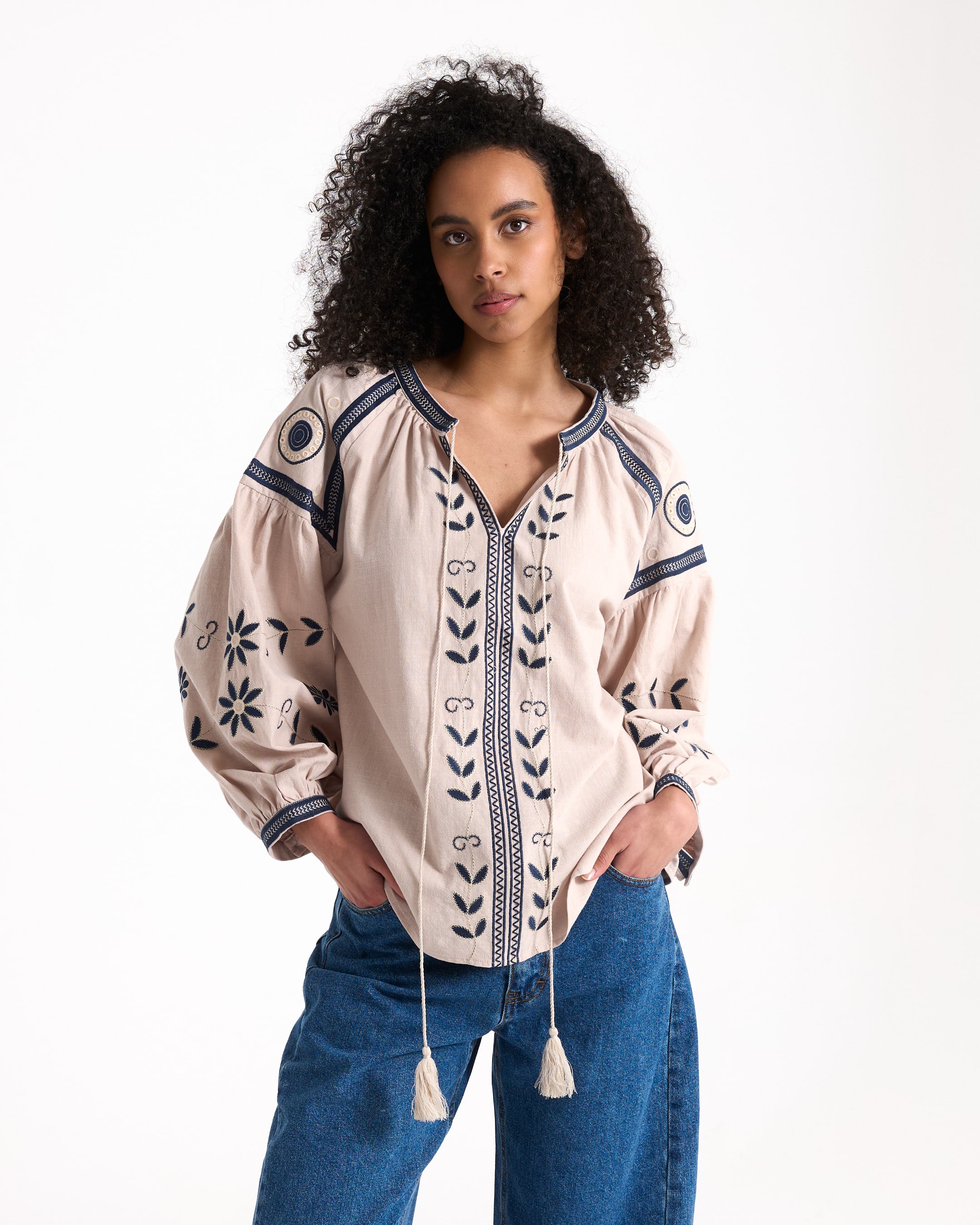 blouse met versieringen, poeder blouse, geborduurd patroon, lange mouw, tassels met trekkoord