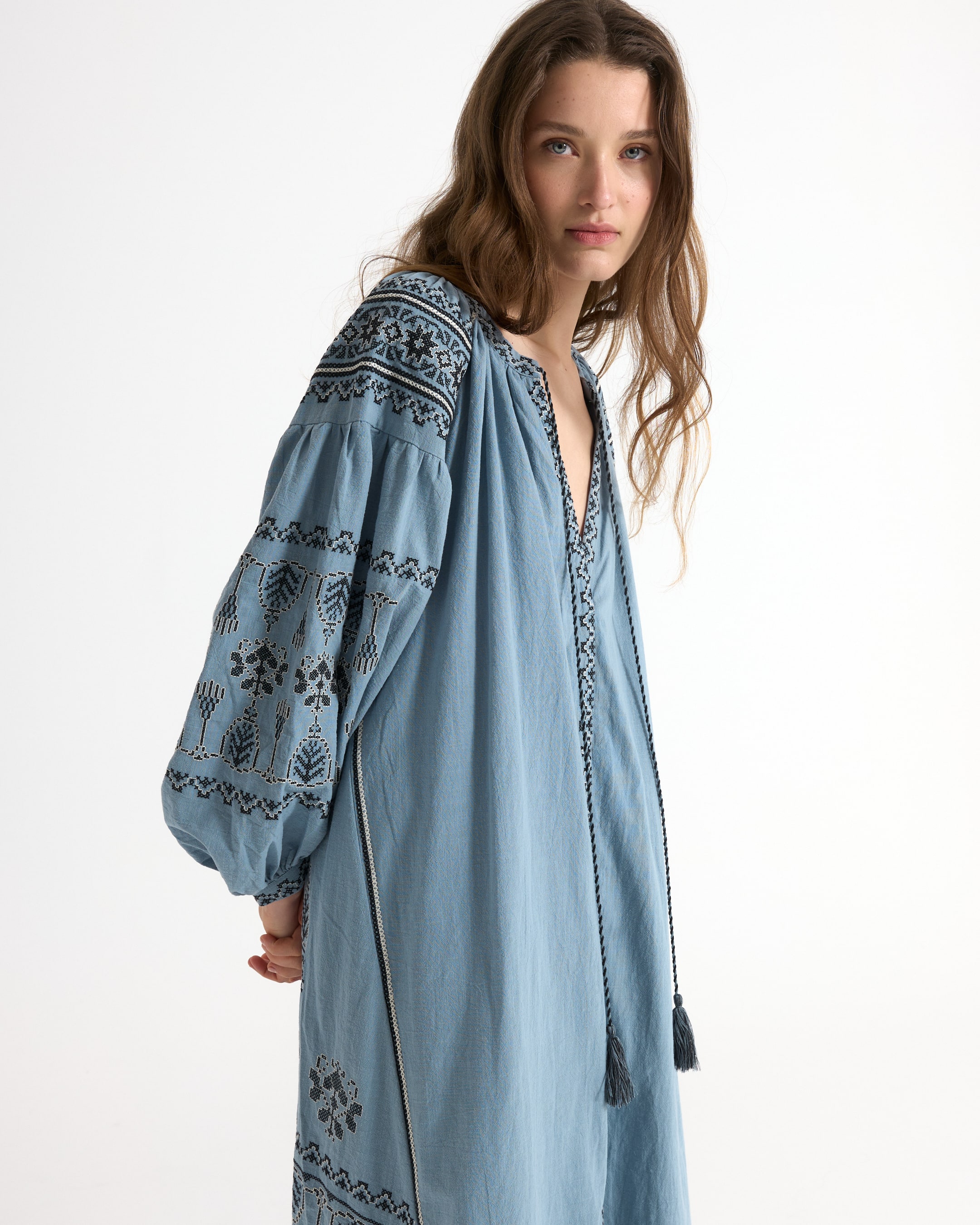 boho jurk, borduurwerk, denimblauw, lange mouwen, vakantiemode