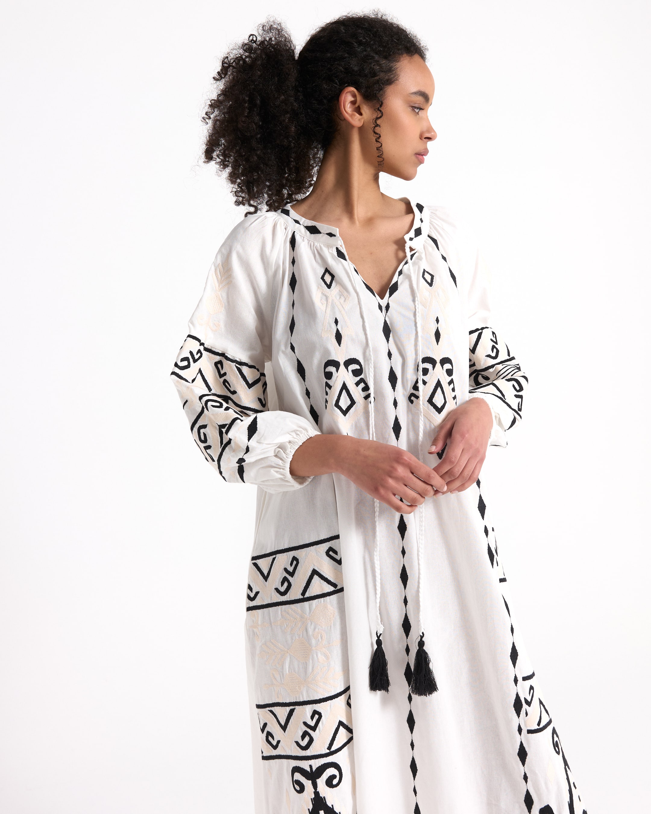 kaftan, borduurwerk, wit, boho, trossen