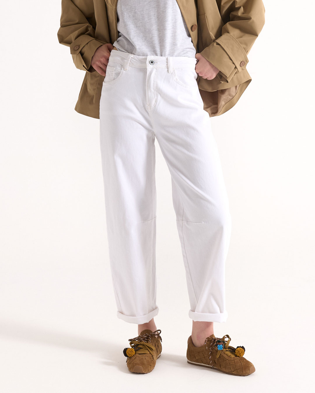 witte jeans, hoge taille, omgeslagen zoom, bruine jas, bruine schoenen