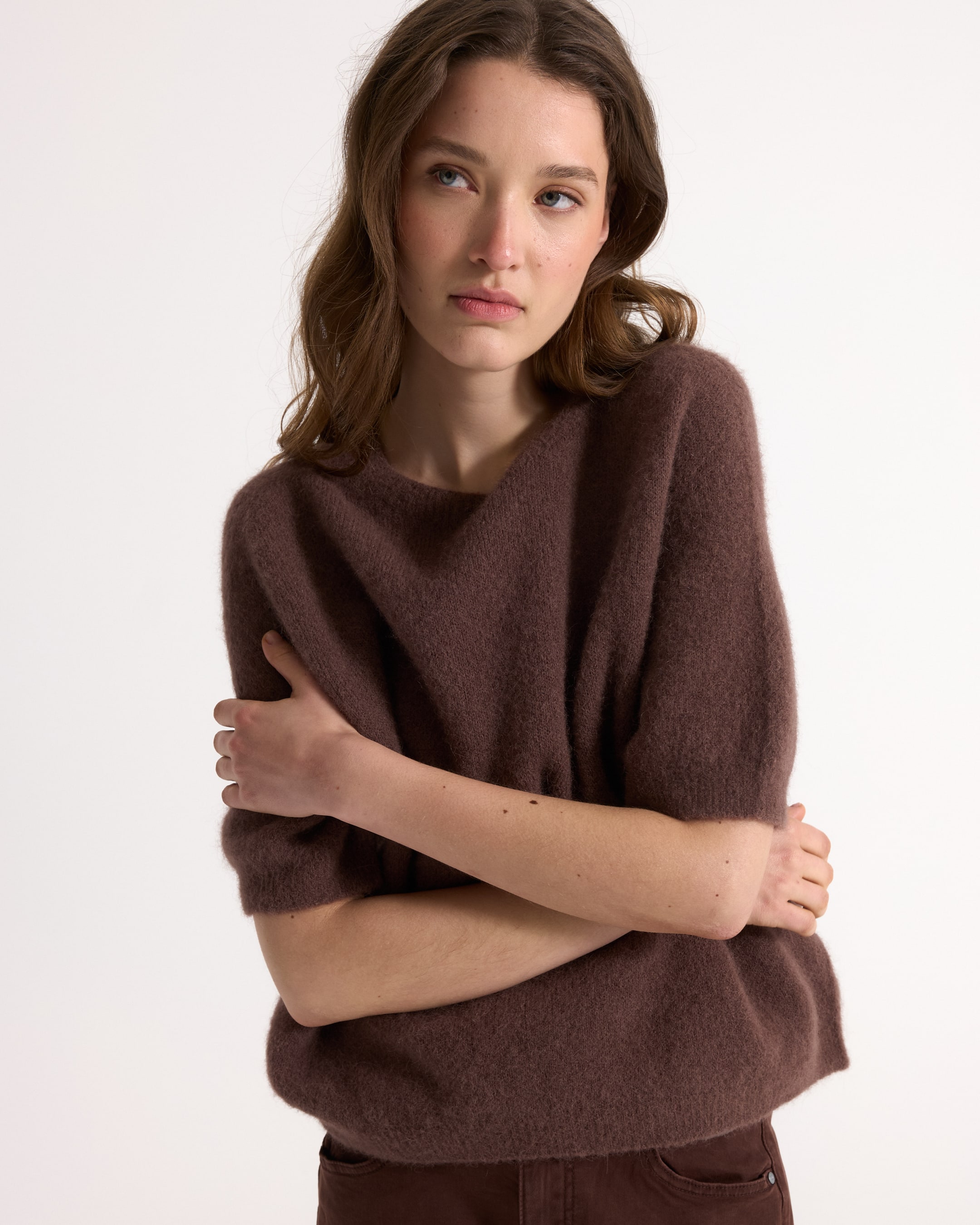 breimvoorbeeld?, bruine trui, korte mouwen, zachte textuur, vrouwelijk kleding, trui, örgü, kahverengi, kısa kollu, yumuşak