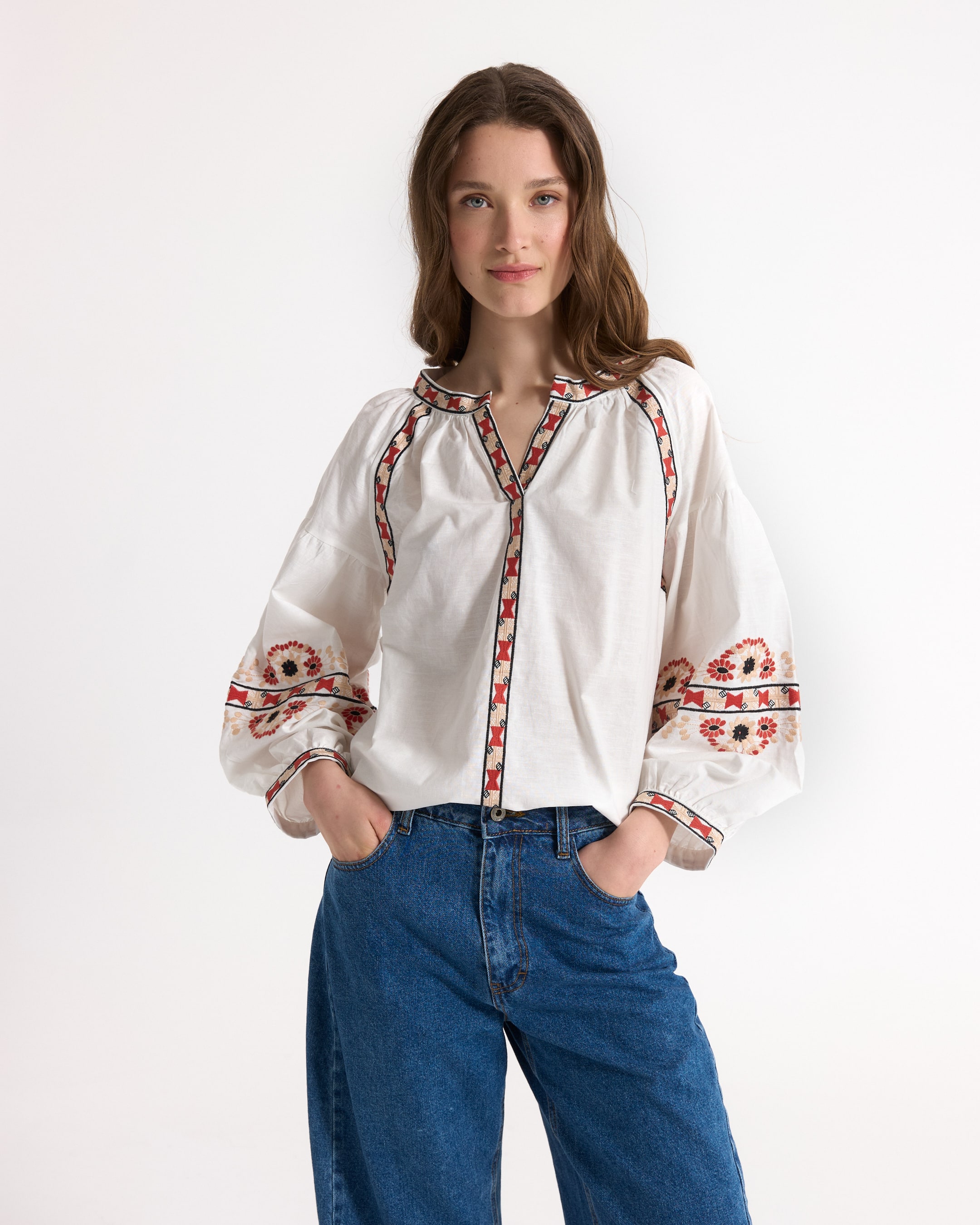 geborduurde blouse, witte top, boerenblouse, lange mouwen, denim jeans