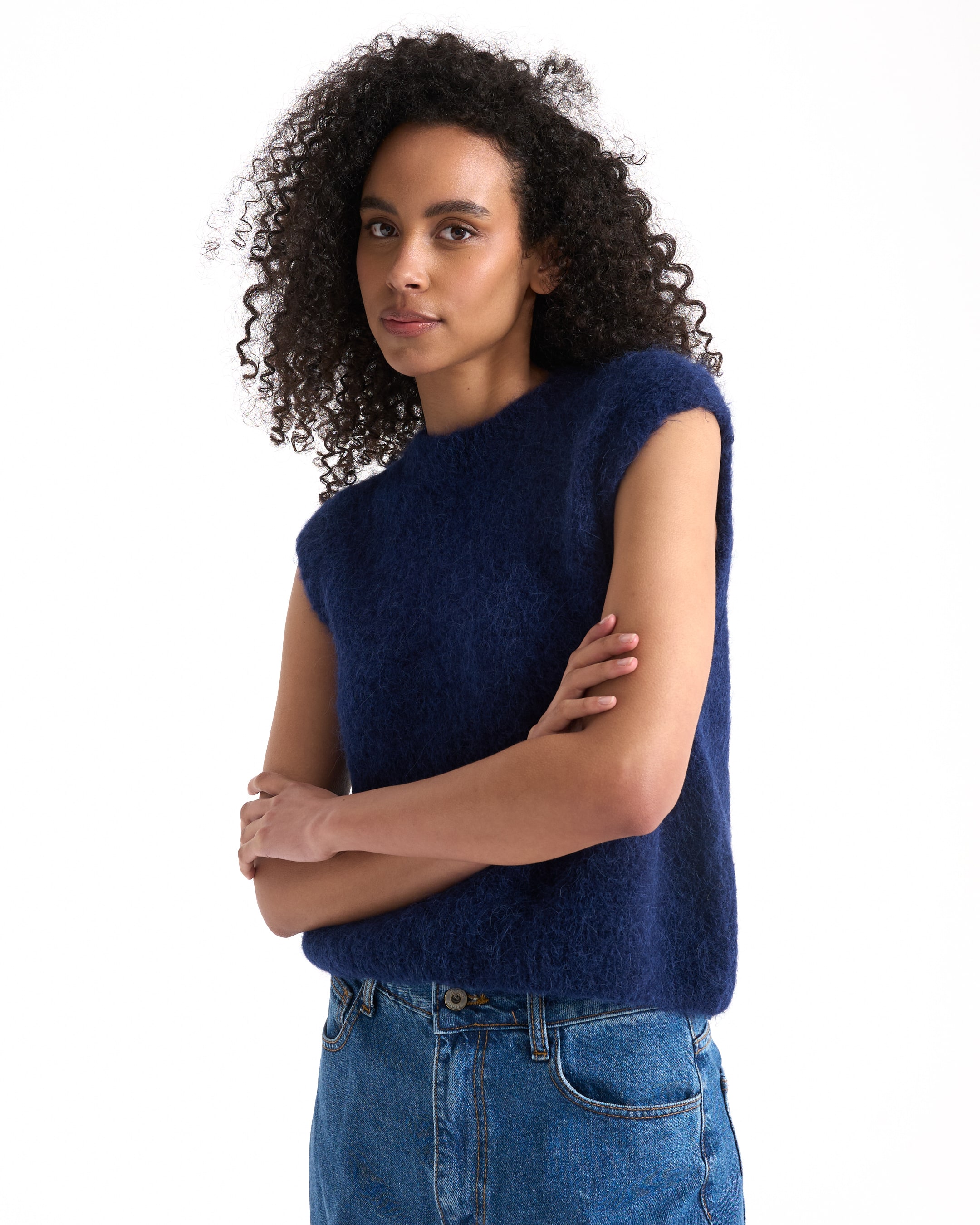 blauwe trui, brei top, mouwloos, vachtige textuur, denim jeans