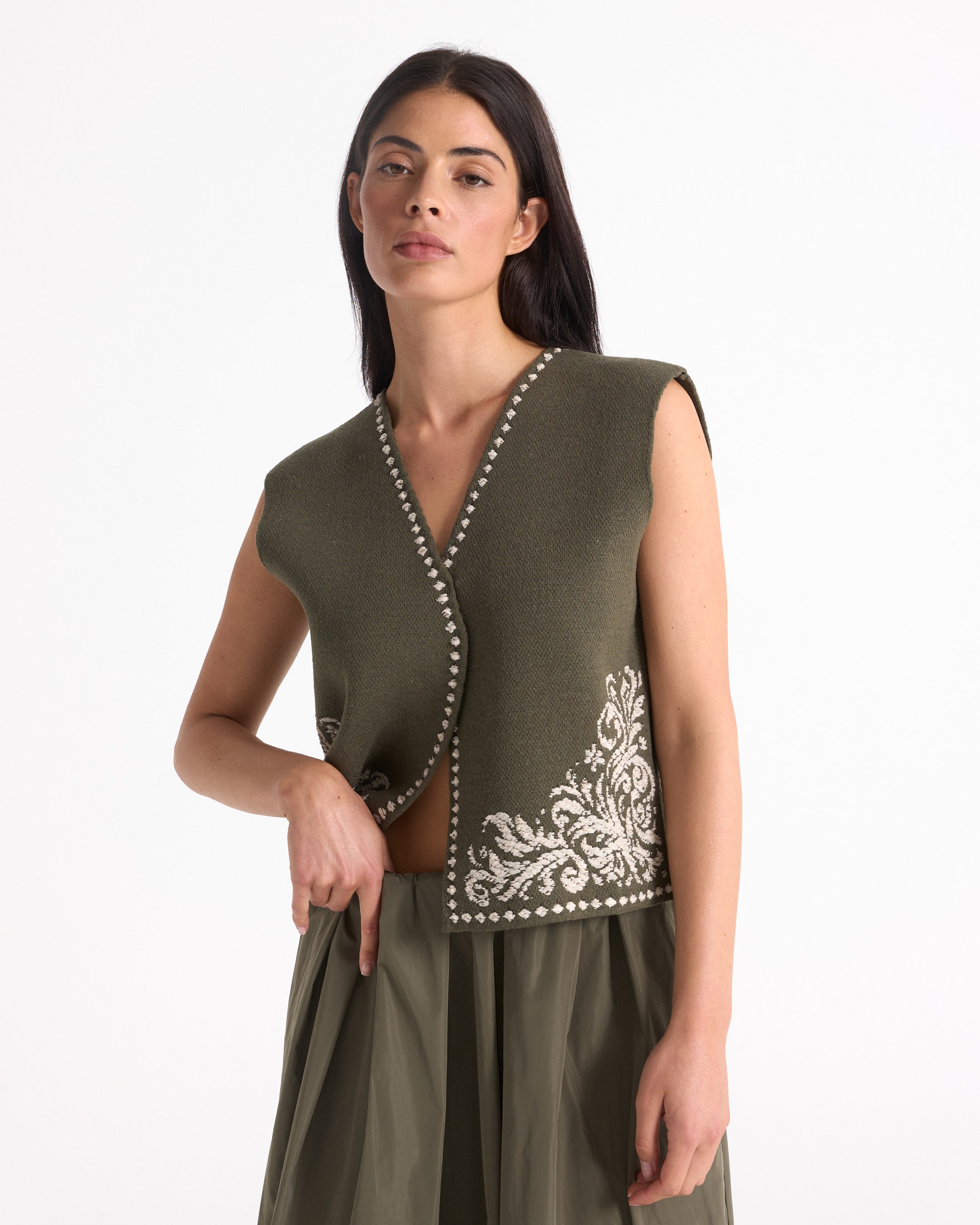 vests gebreid, olijfgroen, borduring, mouwloos, asymmetrische zoom