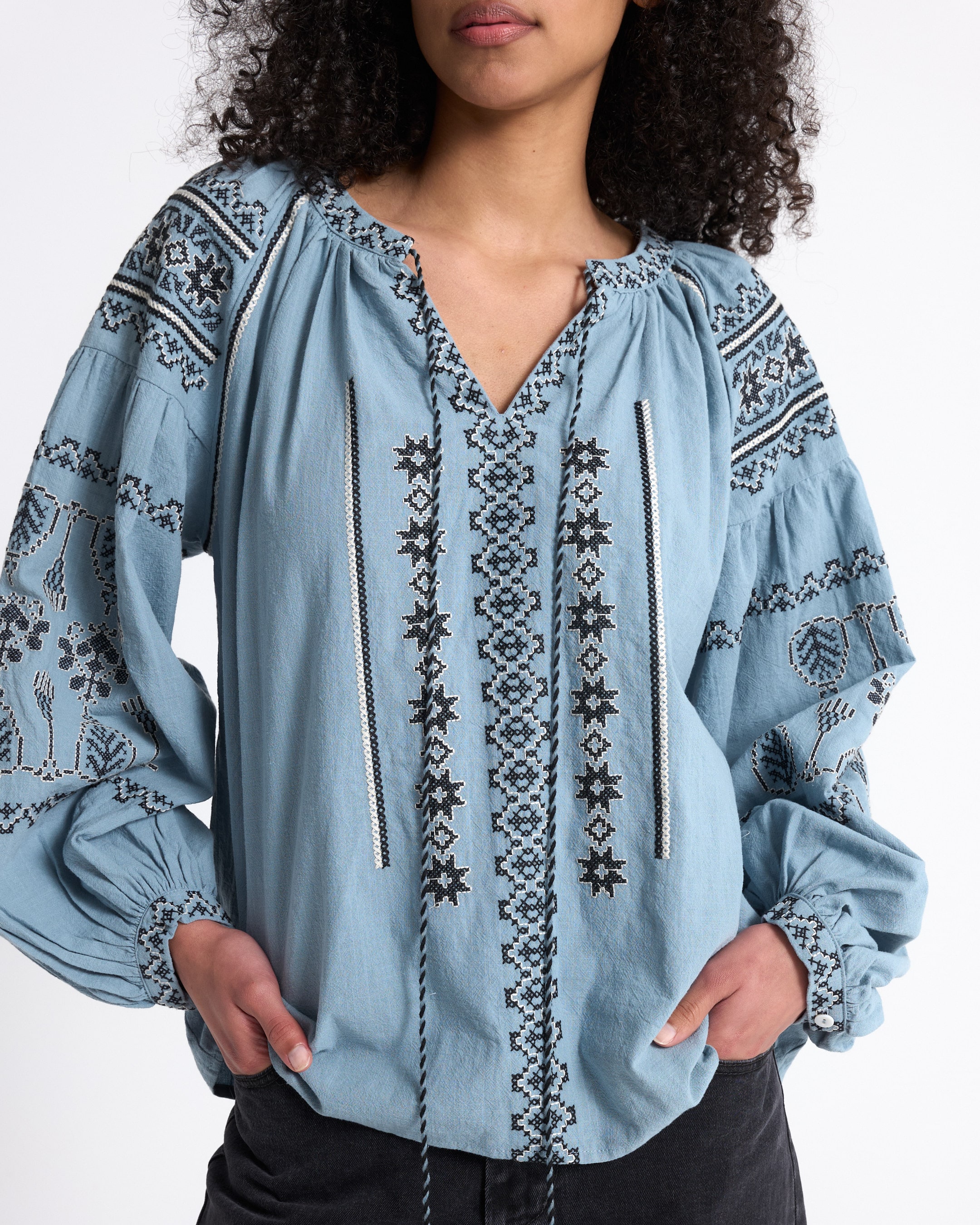 blouse met borduring, blouse met smock stijl, lange mouwen, blauw katoen/linnen, geometrische borduurwerk