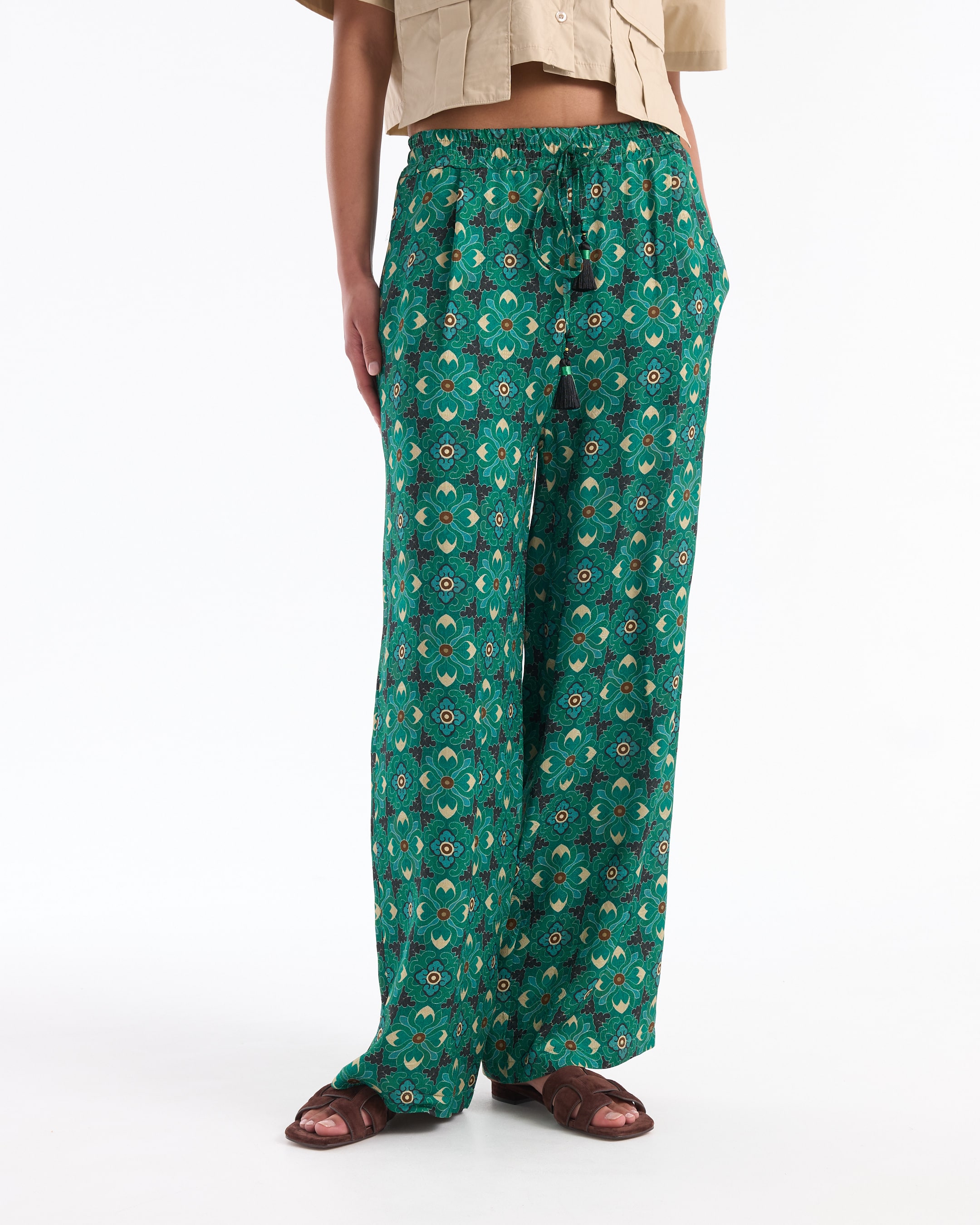 hemd met korte mouwen, beige shirt, voorzakken, wijd uitlopende broek, groene patroon