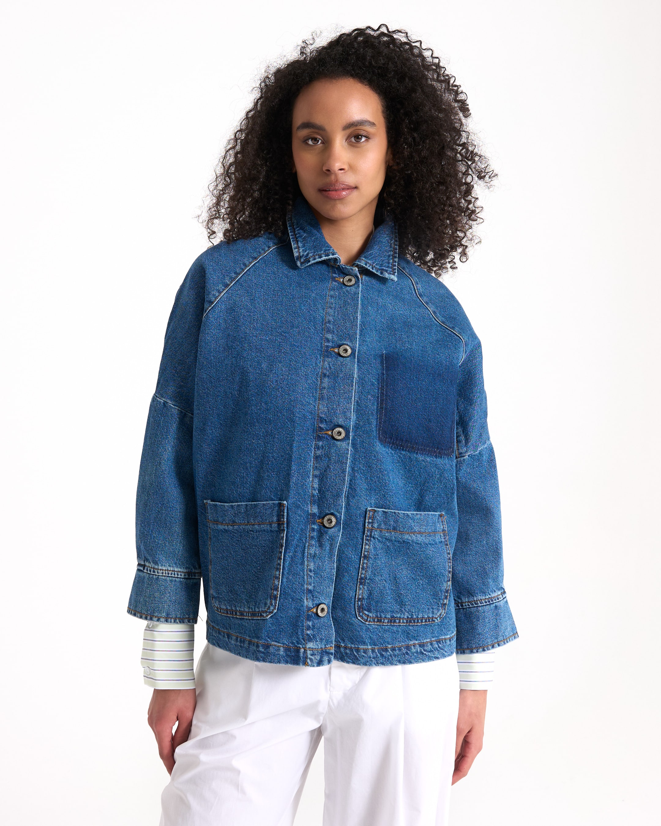 spijkerjasje, blauw, patchzak, knopen vooraan, lange mouwen