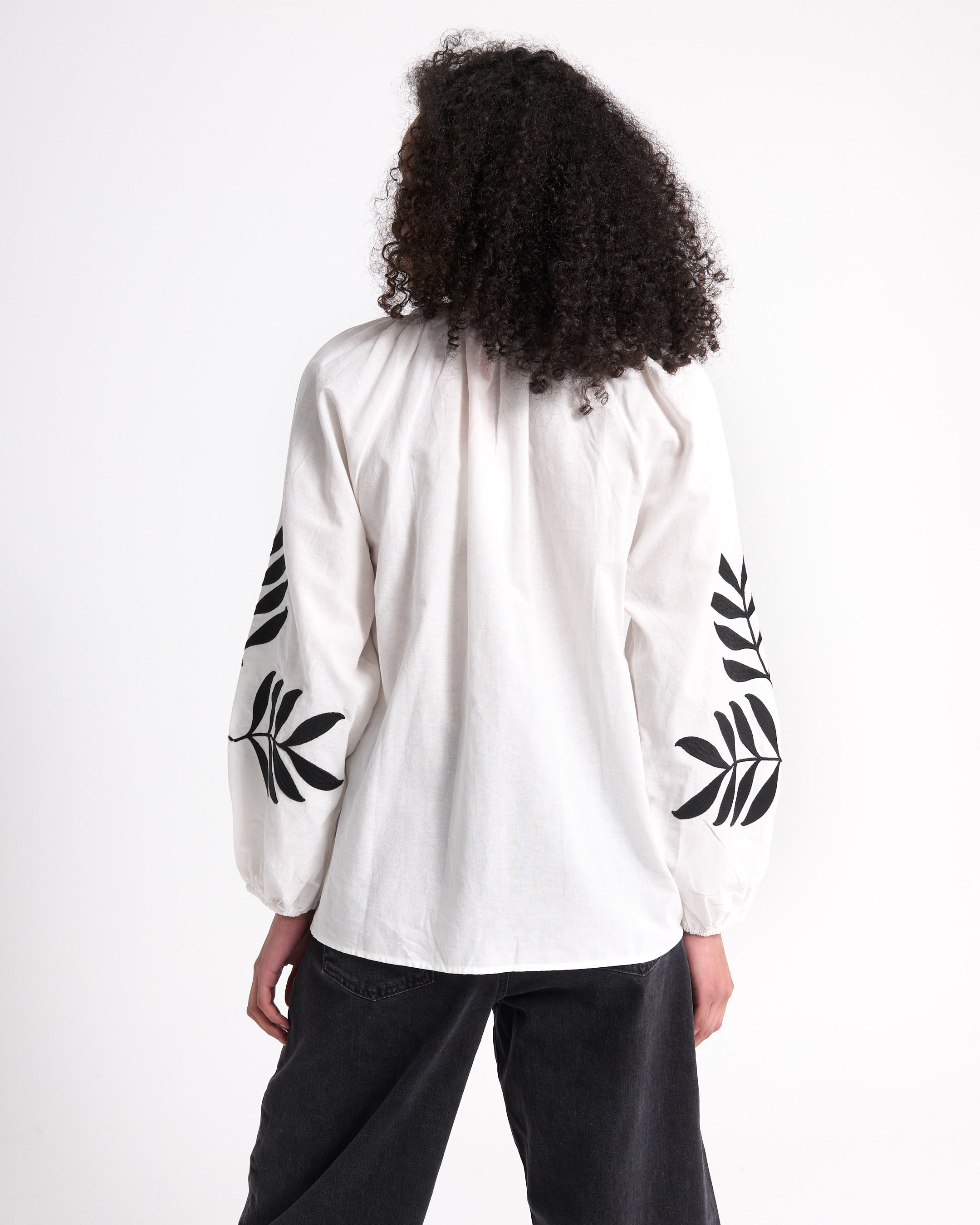 witte blouse, linnen blouse, lange mouwen, sleeve embroidery, achterkant