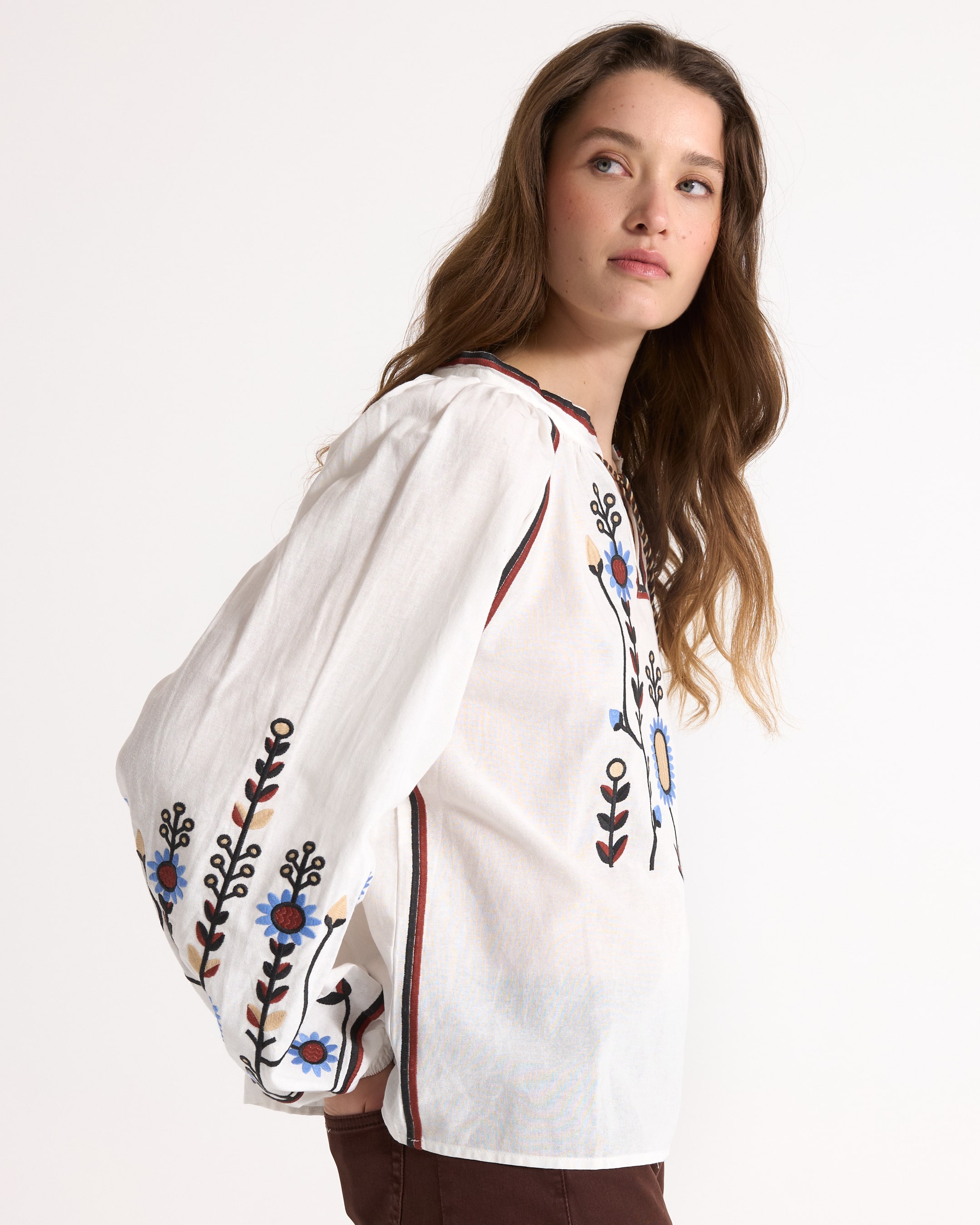 witte blouse, jeept geborduurd?, florale patroon, lange mouw, boho stijl