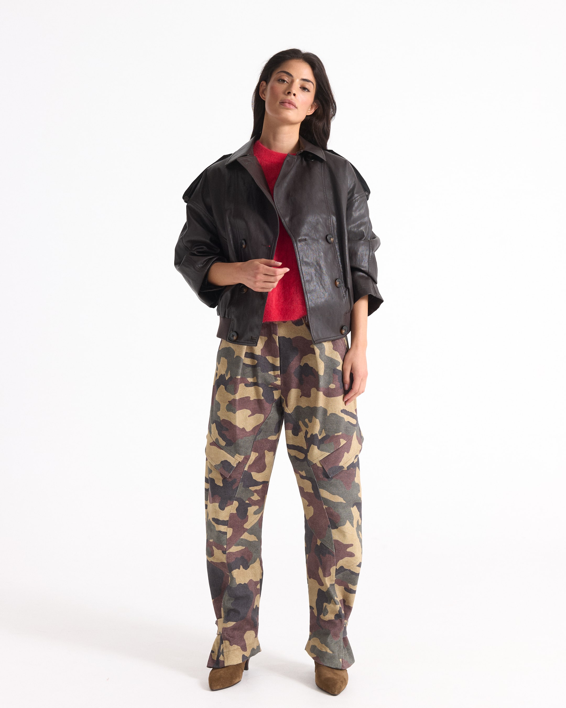 leren jas, katoen camouflage broek, rode trui, lose pasvorm, botten