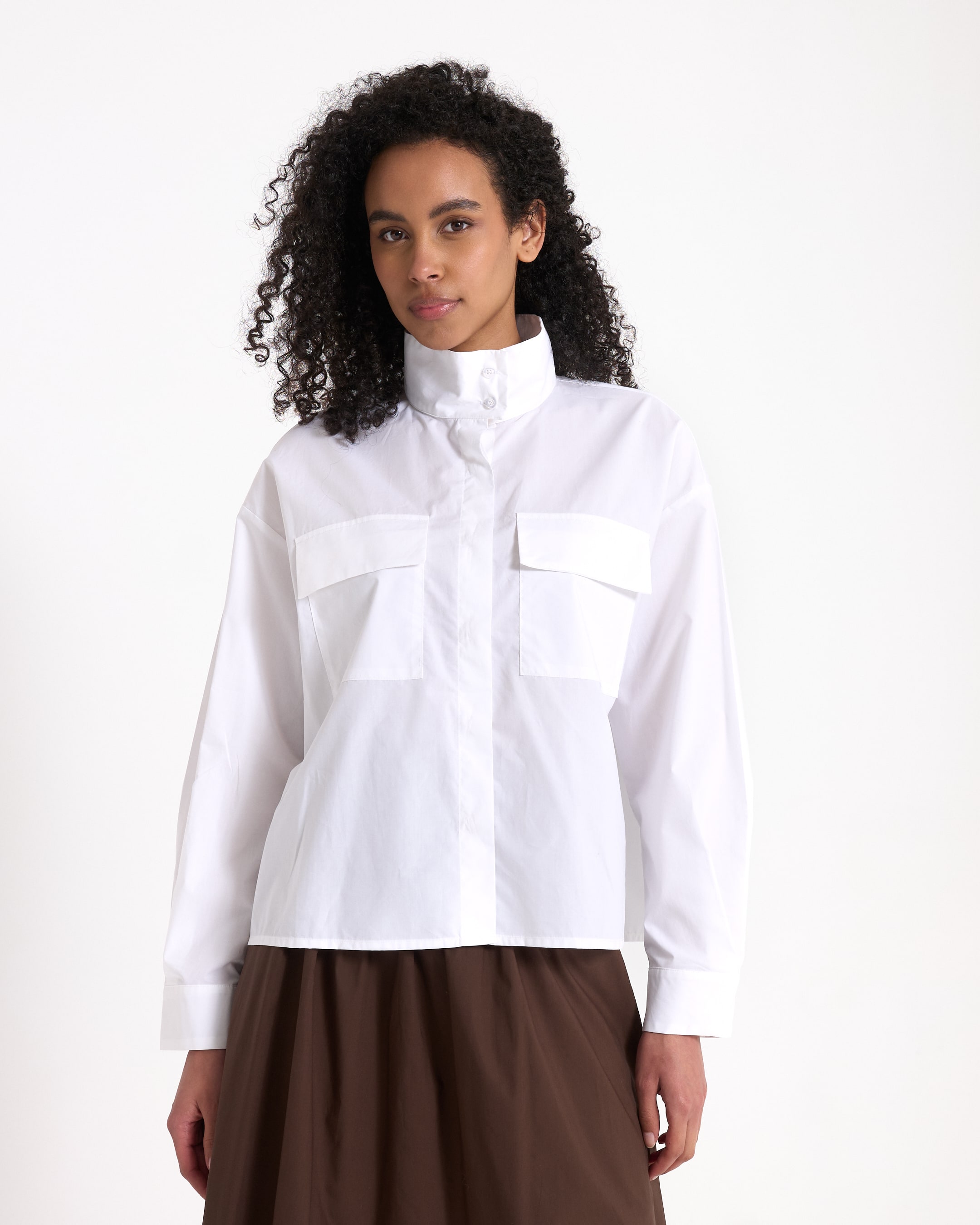 witte blouse, geknoopte kraag, cargo zakjes, lange mouwen, casual top