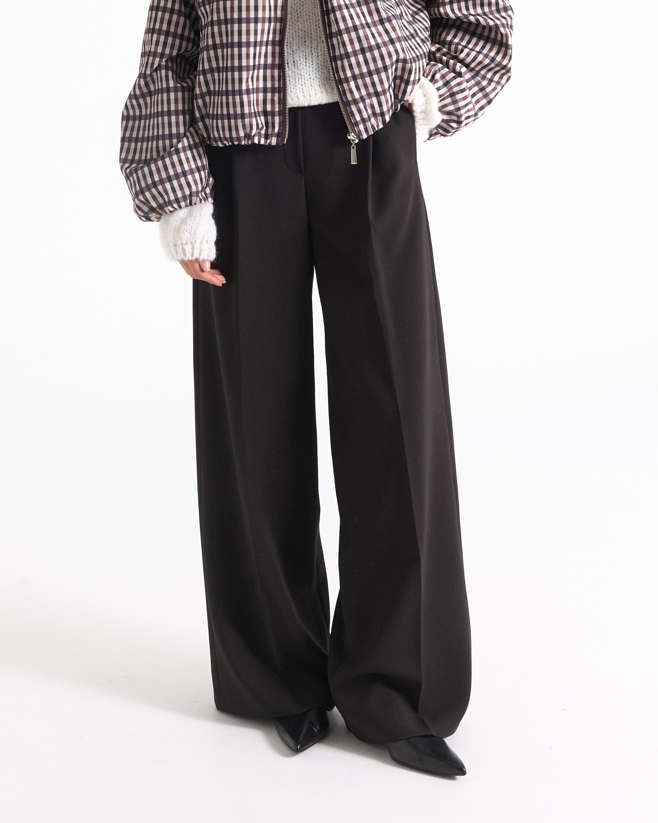 jasachtige jas, geruite patroon, wijd uitlopende broek, hoge kraag, casual outfit