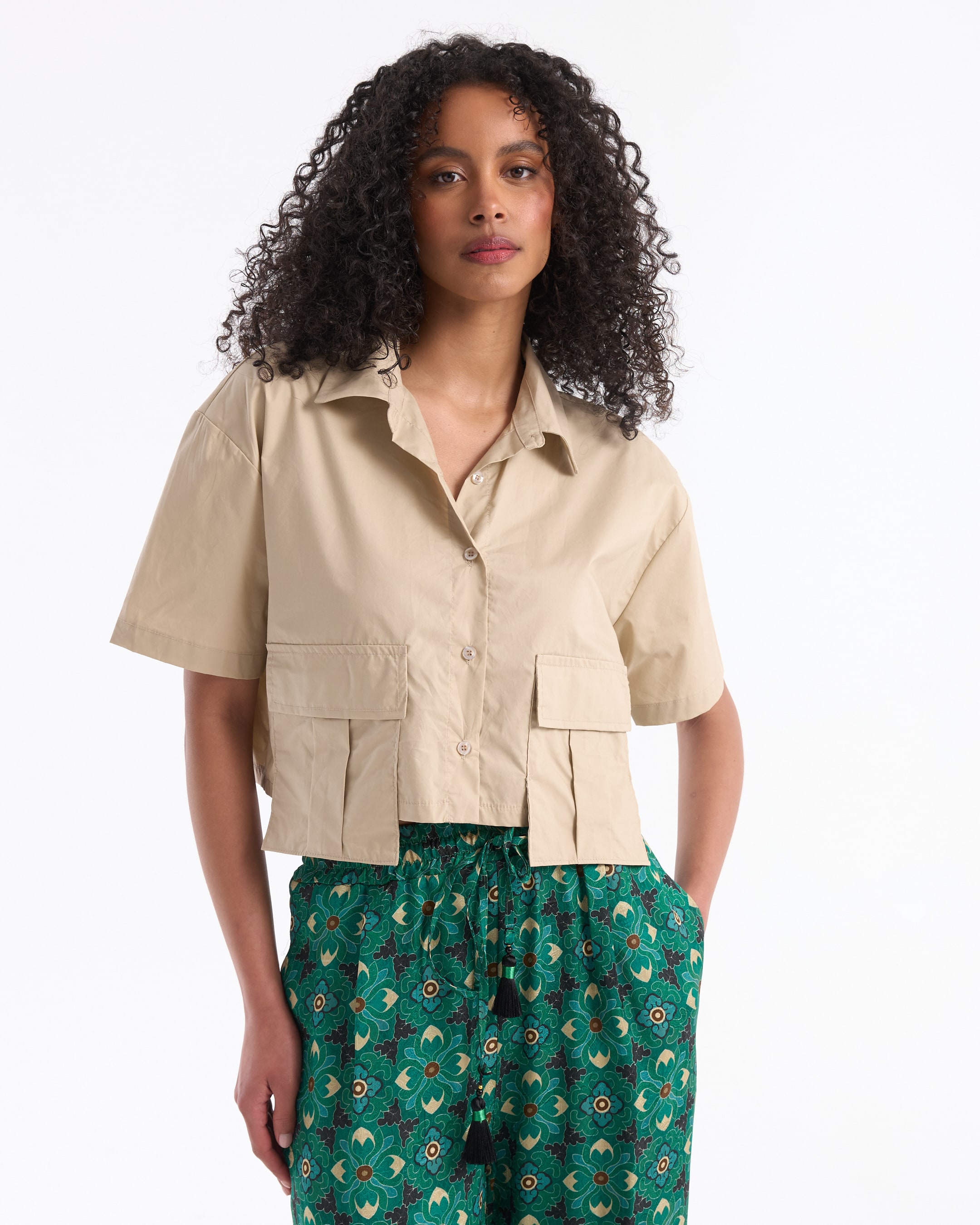 korte mouwen shirt, beige shirt, kraagtop, voorzakken, losse pasvorm