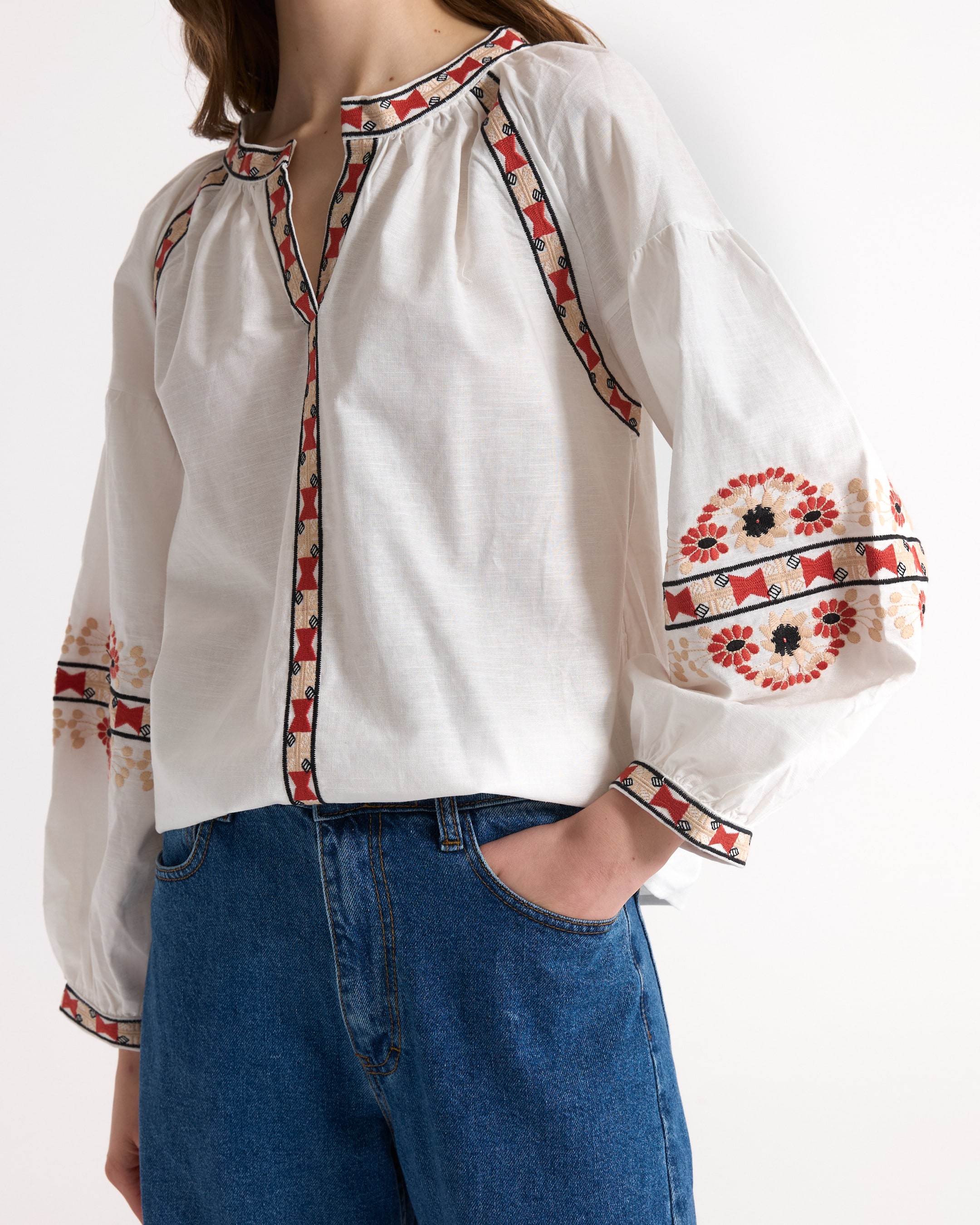 geborduurde blouse, witte top, boerenblouse, lange mouwen, denim jeans