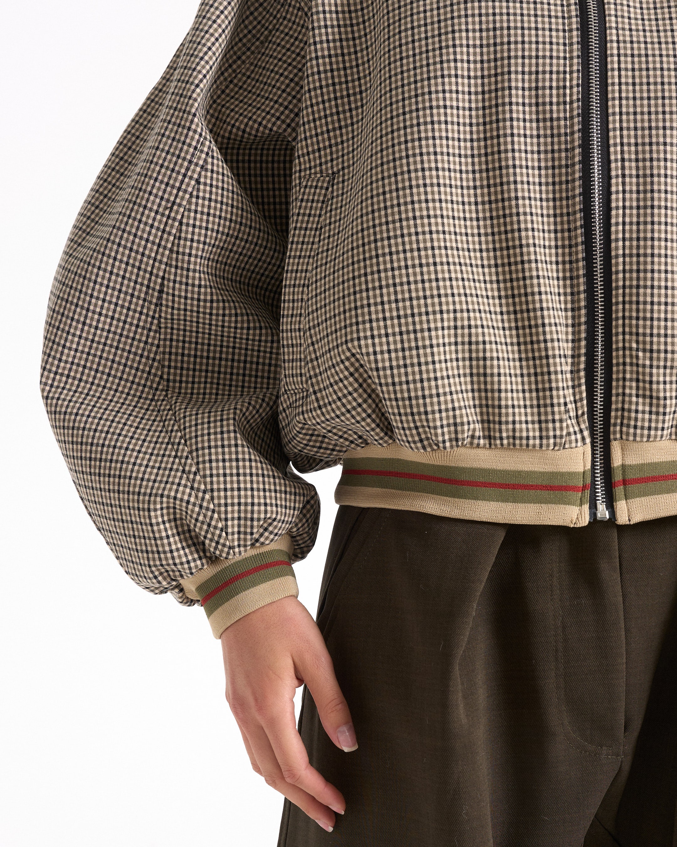 bomberjack, hondstooth, ritsjacket, witte tshirt, cargo broek