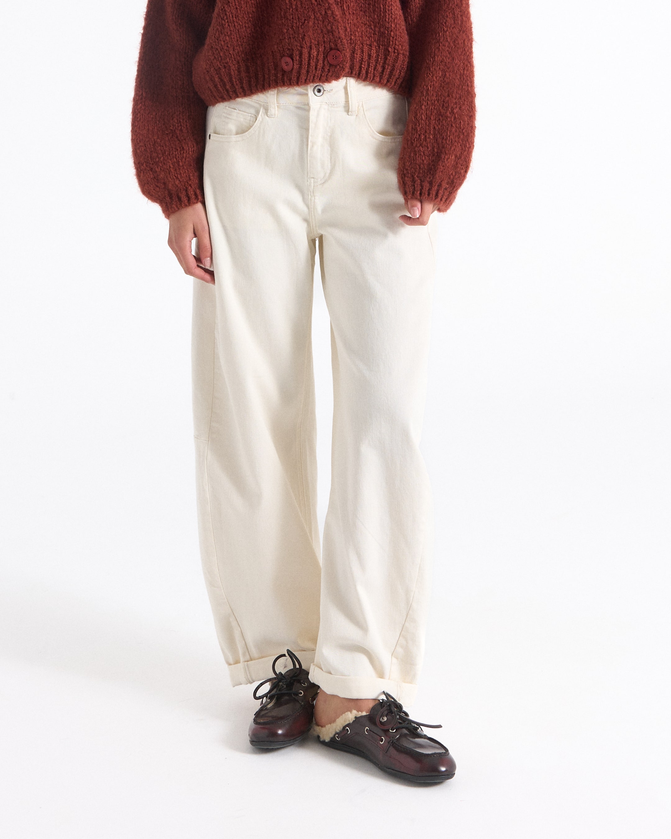 broeken, corduroy trui, crème broek, wijde pijp, gerolde mouwen