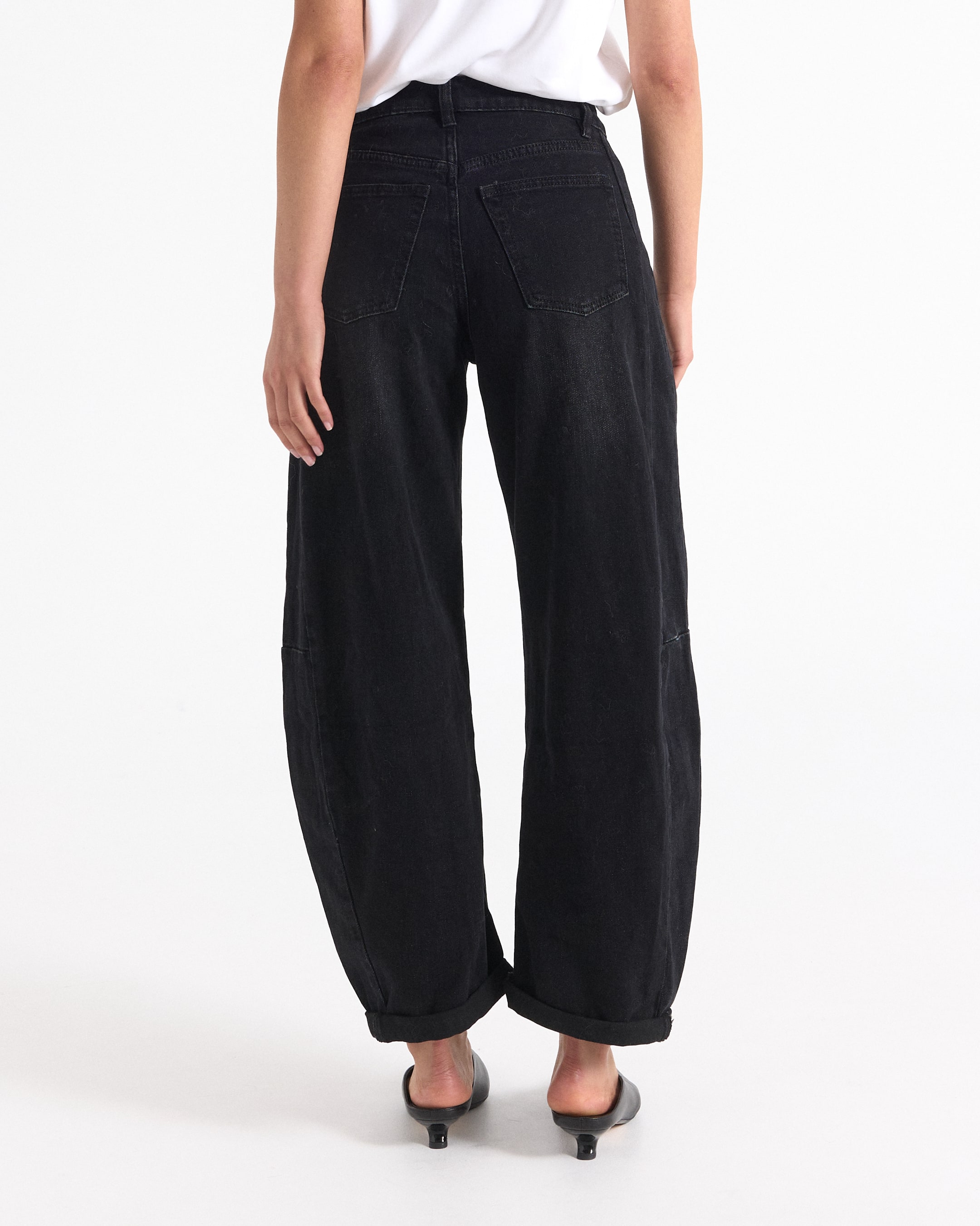 broek, spijkerbroek, zwart, wijdere pijp, achterzakken