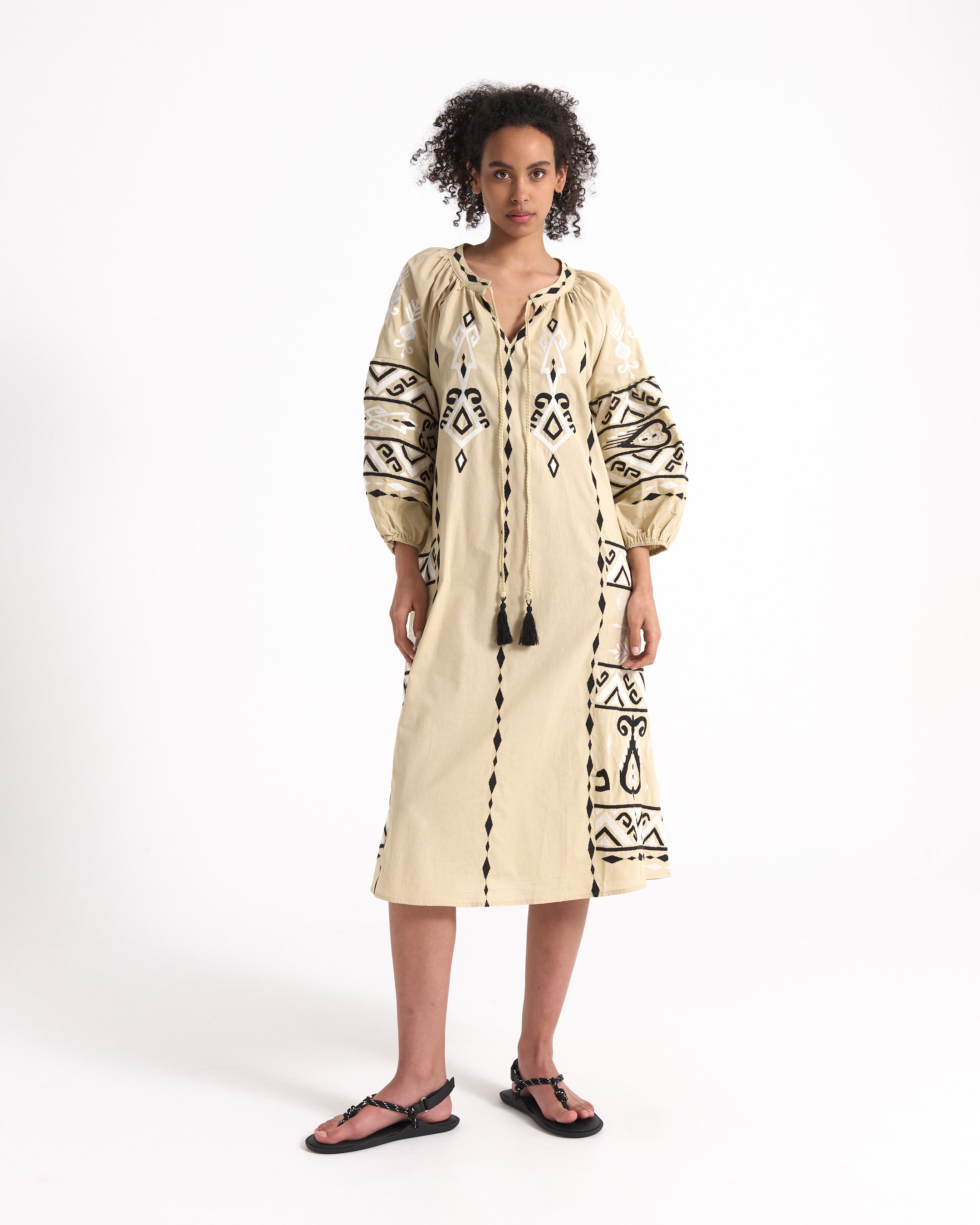 losvallende jurk, beige jurk,  geborduurde patroon, lange mouwen, sandalen