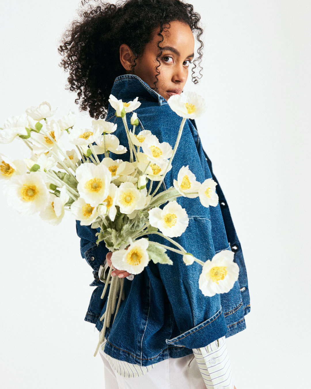 spijkerjack, blauwe jas, bloemenboeket, witte bloemen, casual outfit