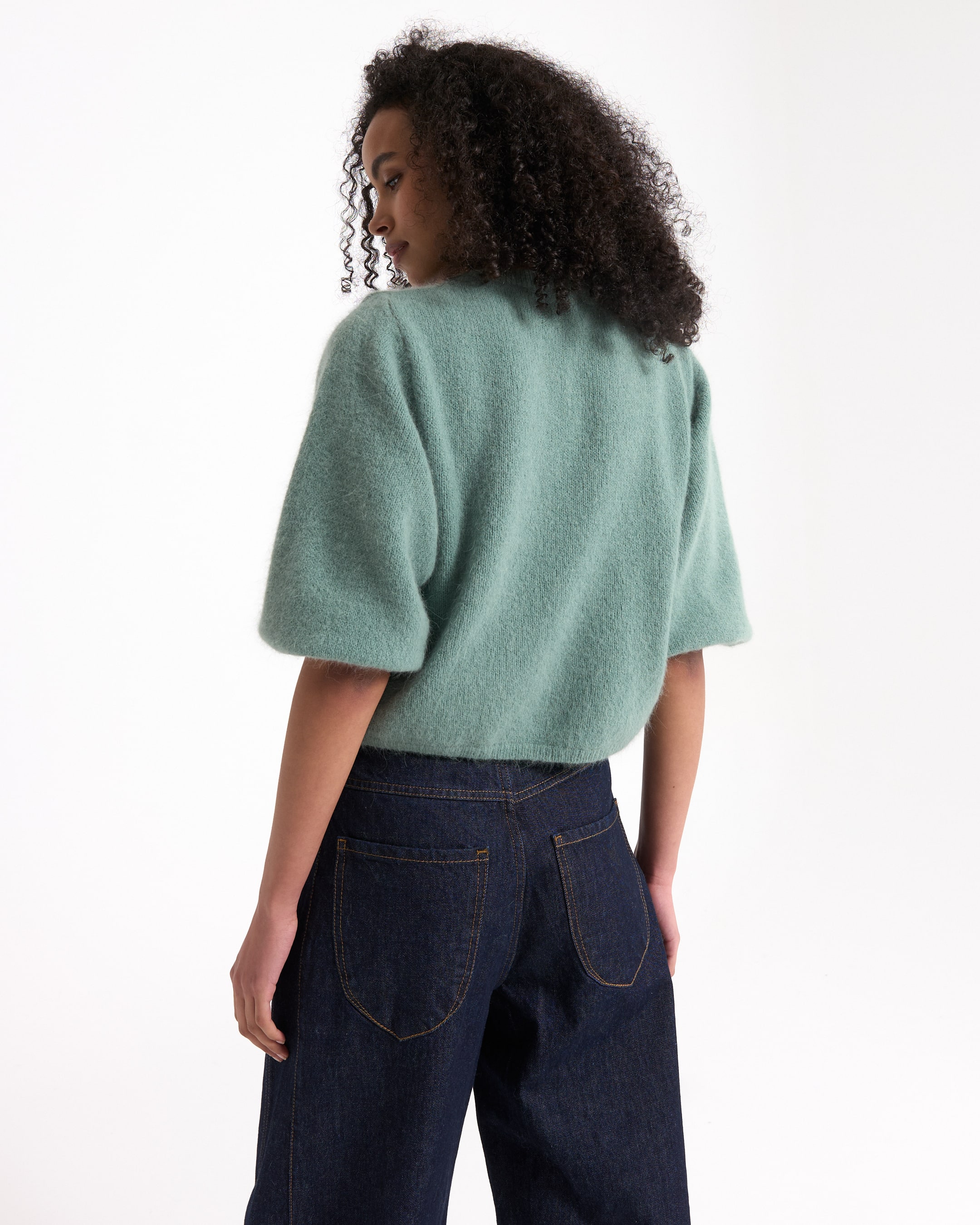 groene trui, korte mouwen, losse pasvorm, vlezige textuur, denim jeans