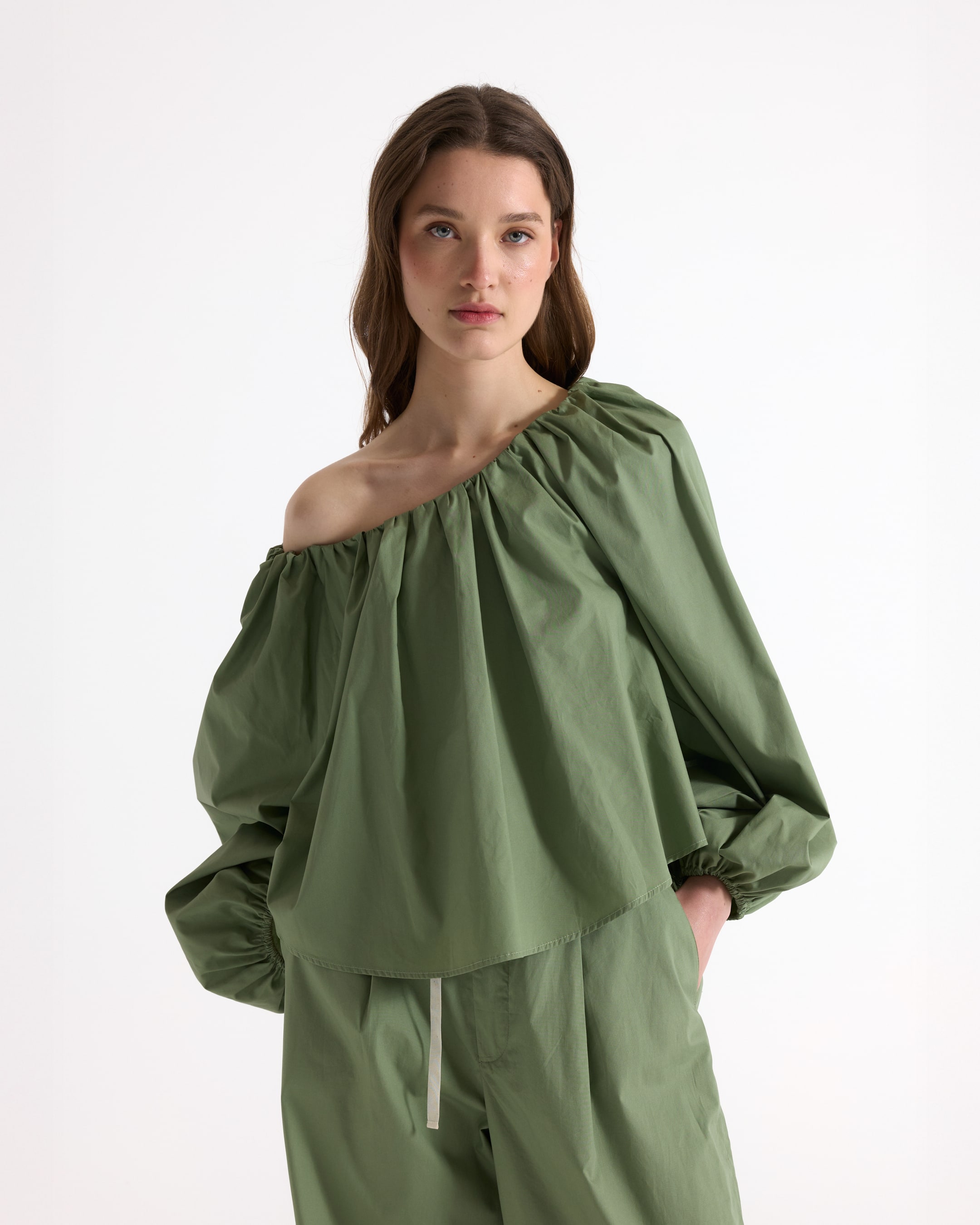 schoudervrij, groene top, pofmouwen, elastische halslijn, losvallend model