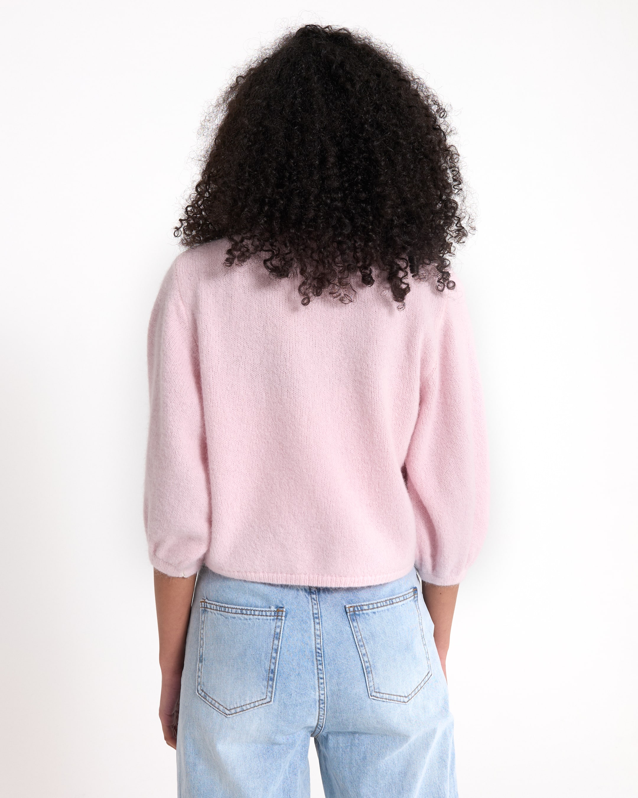 roze trui, zachte brei, lange mouwen, korte lengte, spijkerbroek