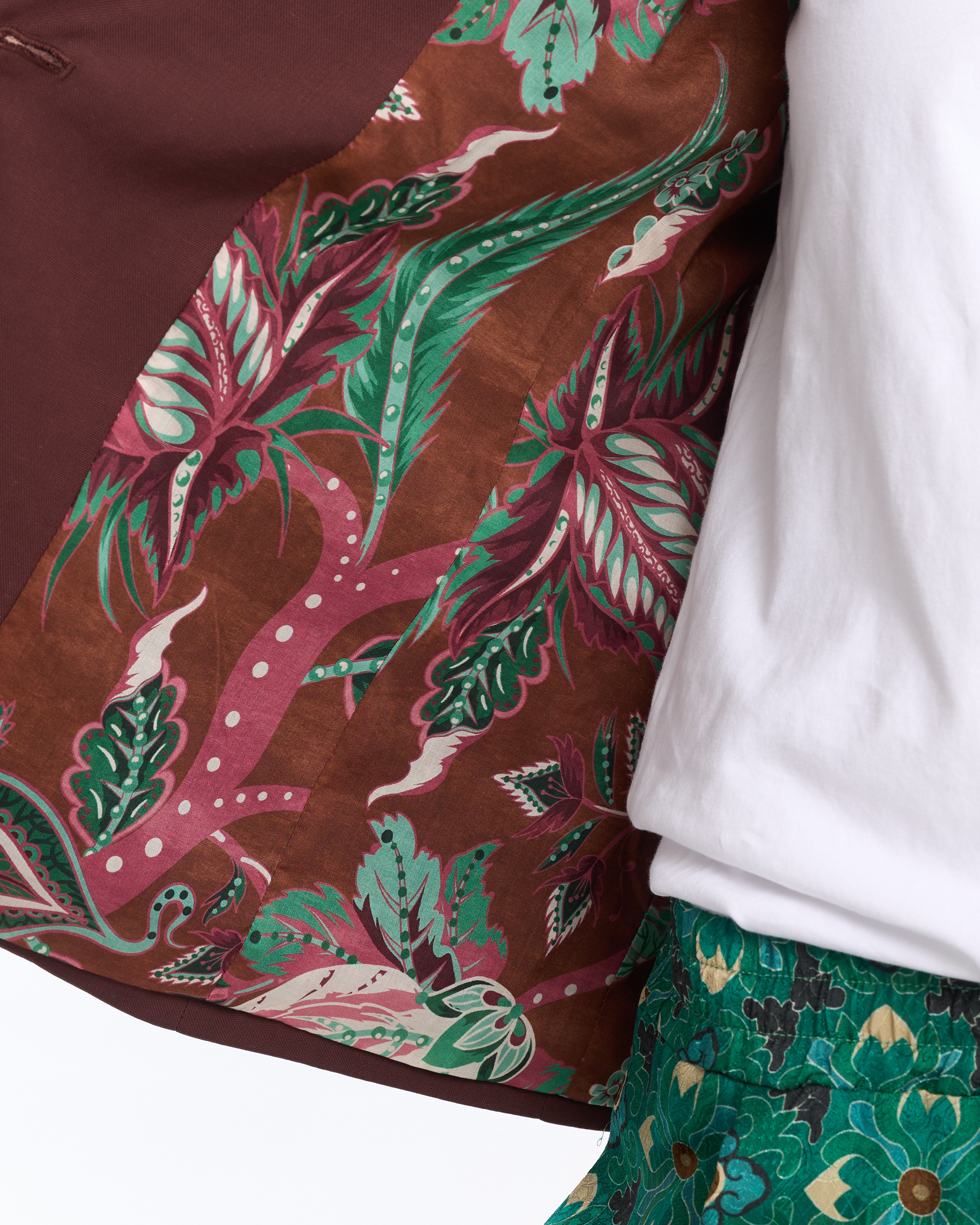 patron bedrukt, floral print, bruin materiaal, groene bladeren, witte shirt