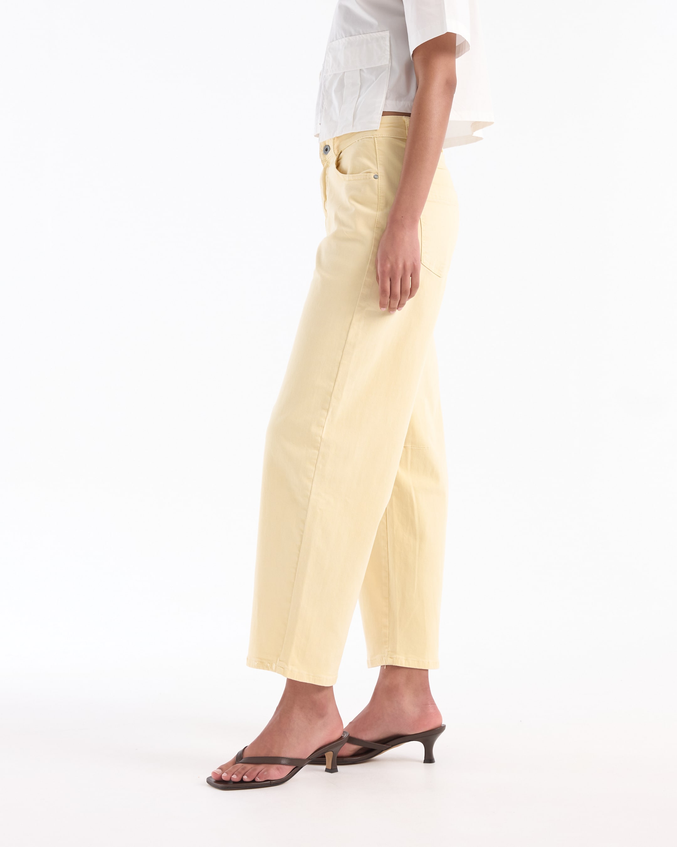 broek, beige, brede pijp, korte lengte, sandalen