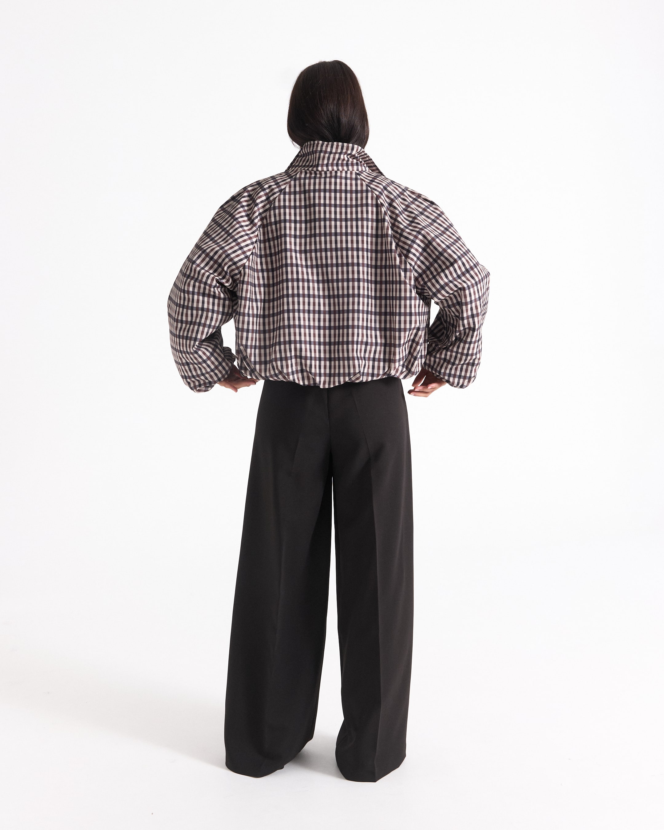 geruit jasje, geruite print, puffer-achtig, lange wijde broek, achterkant