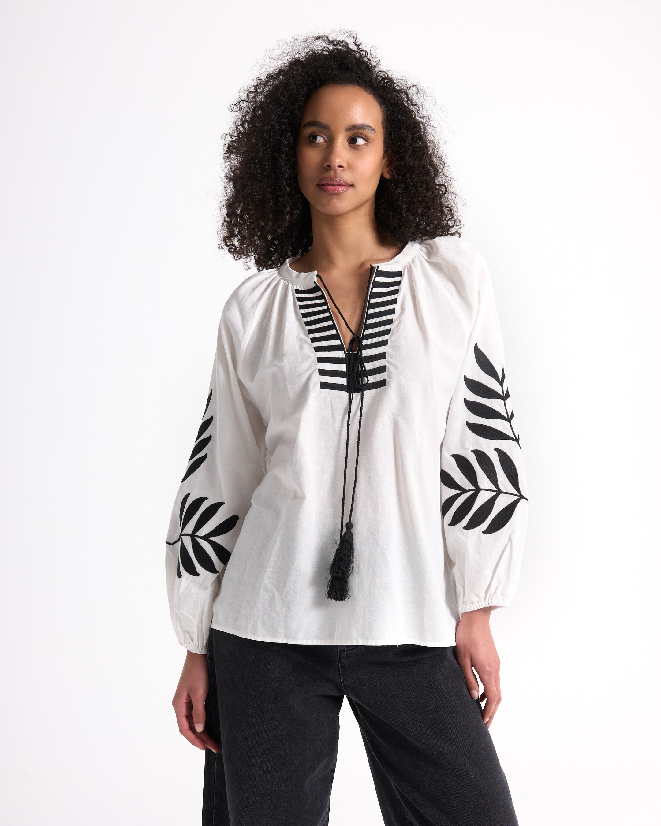 blouse, witte top, geborduurde mouw, elastische halslijn, zwarte patroon