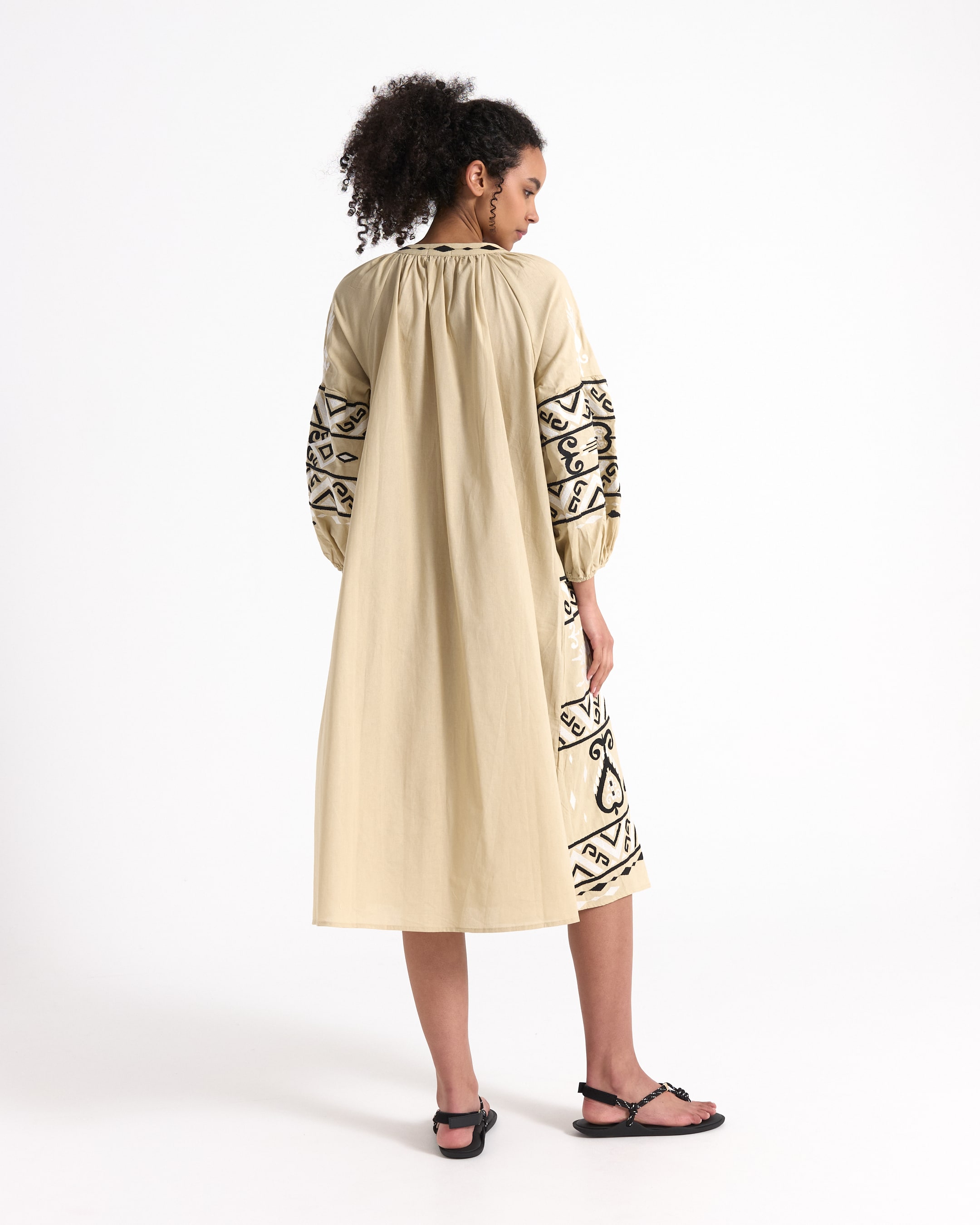 beige jurk, versierde mouwen, lange jurk, midden kuit lengte, sandalen